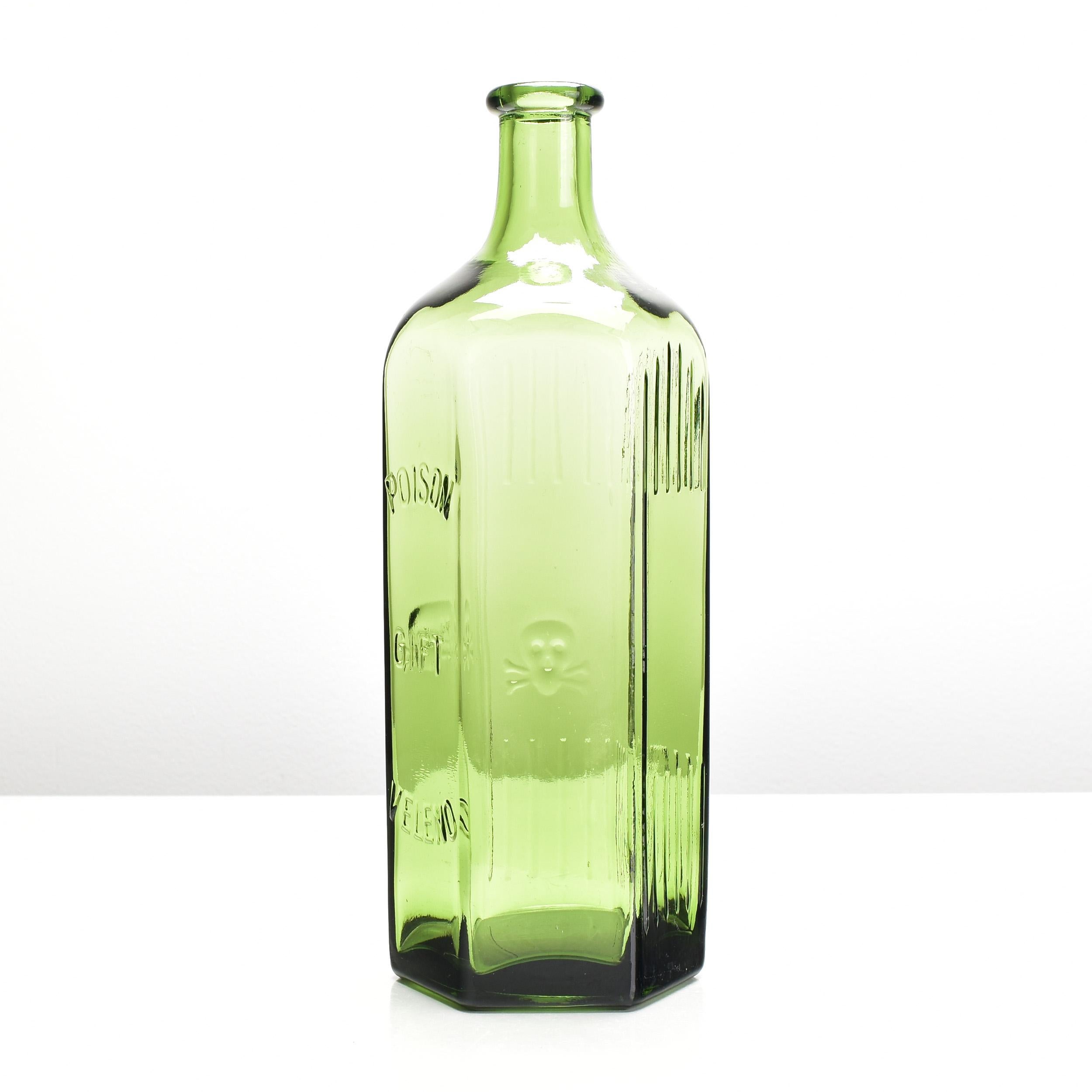 Antique Green Glass Poison Bottle Jar Skull Crossbones Apothecary Chemist In Excellent Condition For Sale In Bad Säckingen, DE