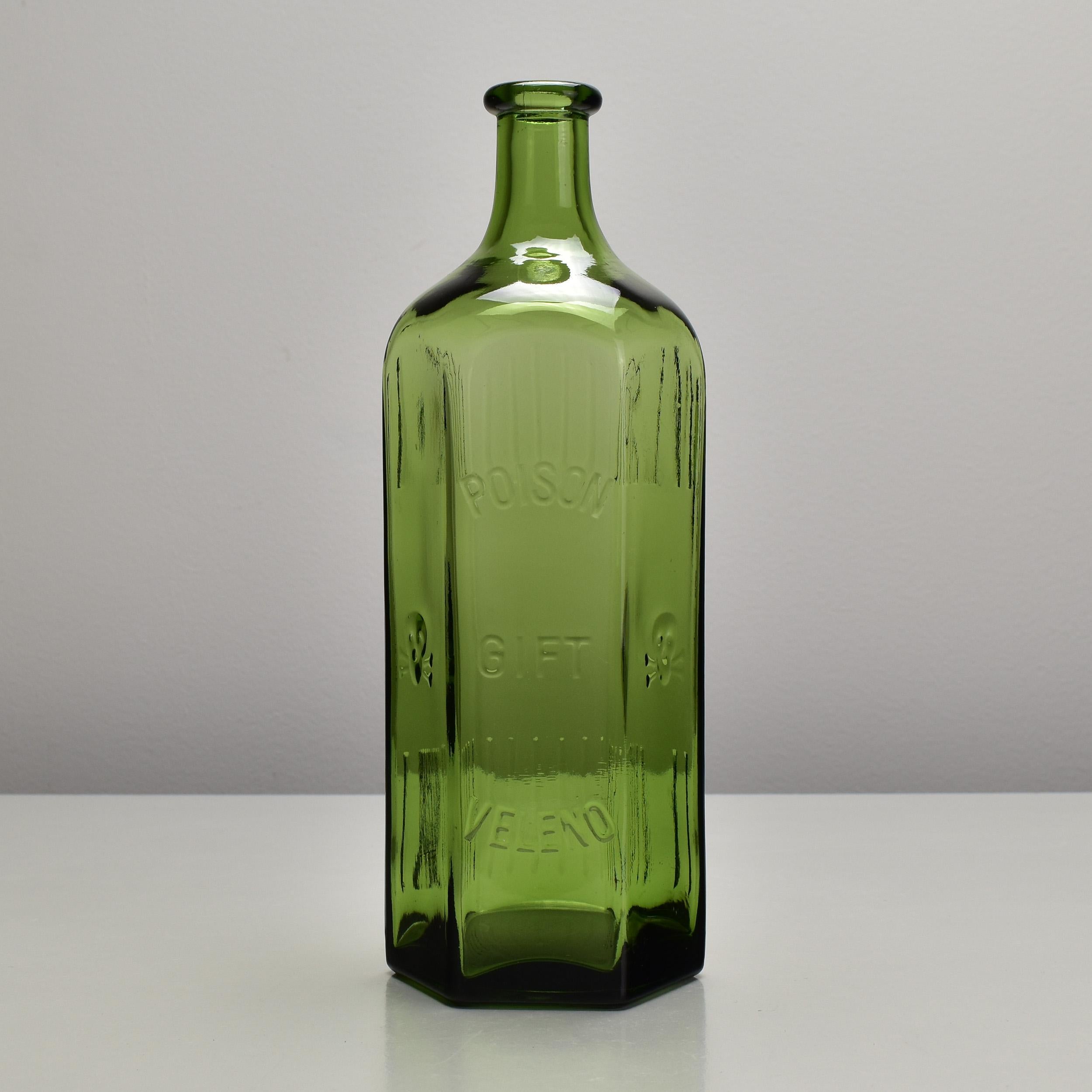 Antikes grünes Glas Poison-Flaschengefäß mit Totenkopf und Kreuzblumen, Apotheker Chemist (20. Jahrhundert) im Angebot
