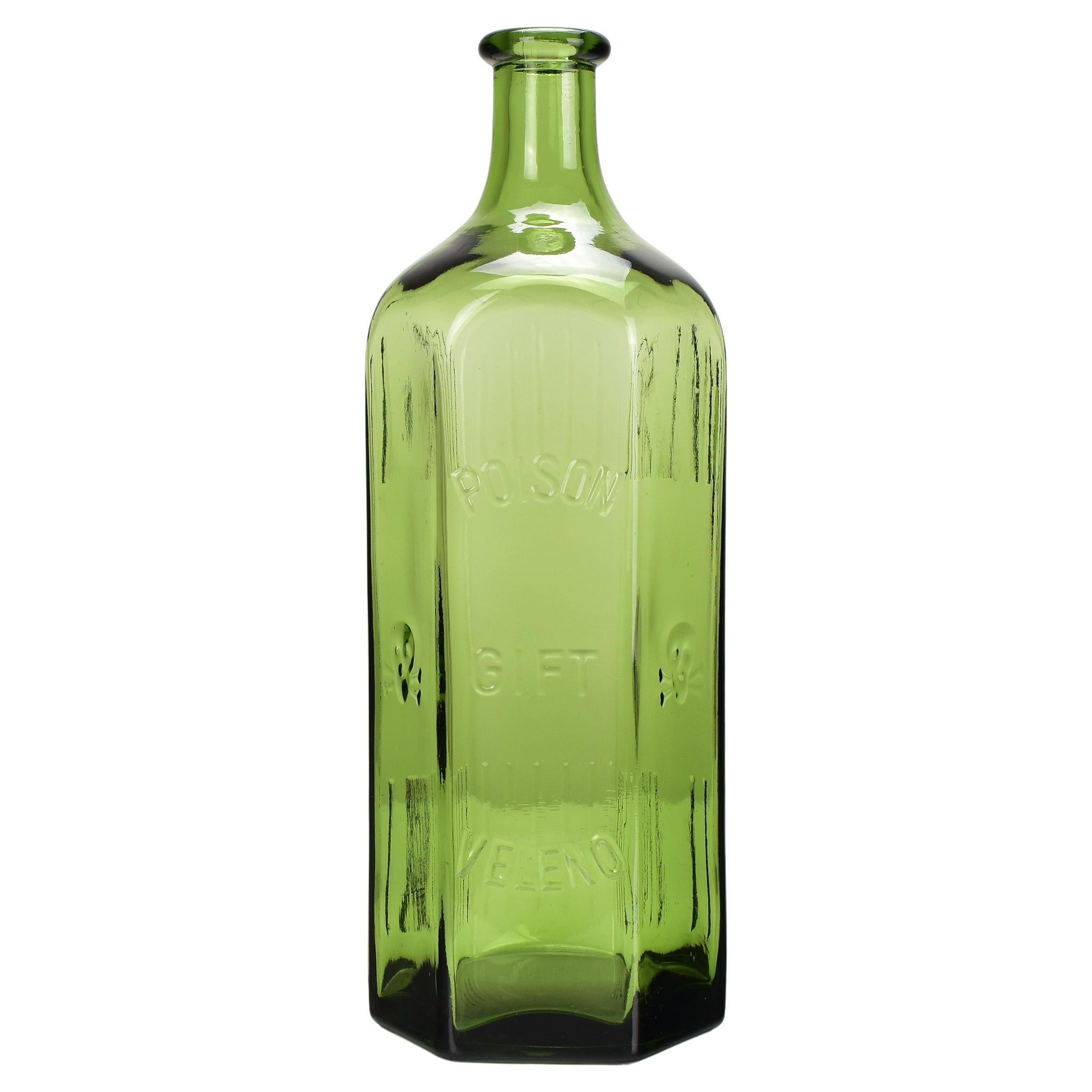 Antikes grünes Glas Poison-Flaschengefäß mit Totenkopf und Kreuzblumen, Apotheker Chemist im Angebot