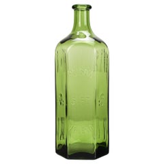 Antiguo frasco de cristal verde con veneno Cráneo con huesos cruzados Boticario Químico