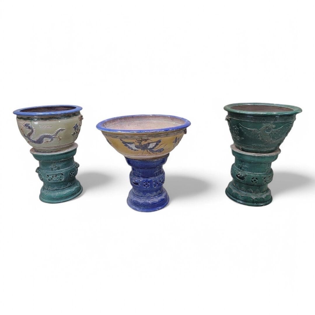 Ancienne jardinière verte glacée Vase de la province de Guangdong avec Stand

Ce cache-pot décoré est originaire du Guangdong, situé sur la rive nord de la mer de Chine méridionale. Exposez ce chef-d'œuvre en grès dans votre maison ou à l'extérieur.