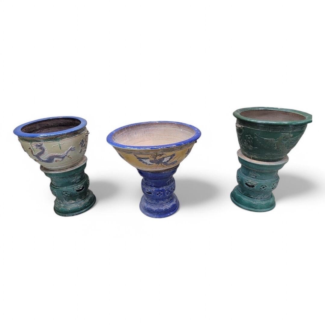 Ancienne jardinière verte glacée Vase de la province de Guangdong avec Stand Bon état - En vente à Chicago, IL