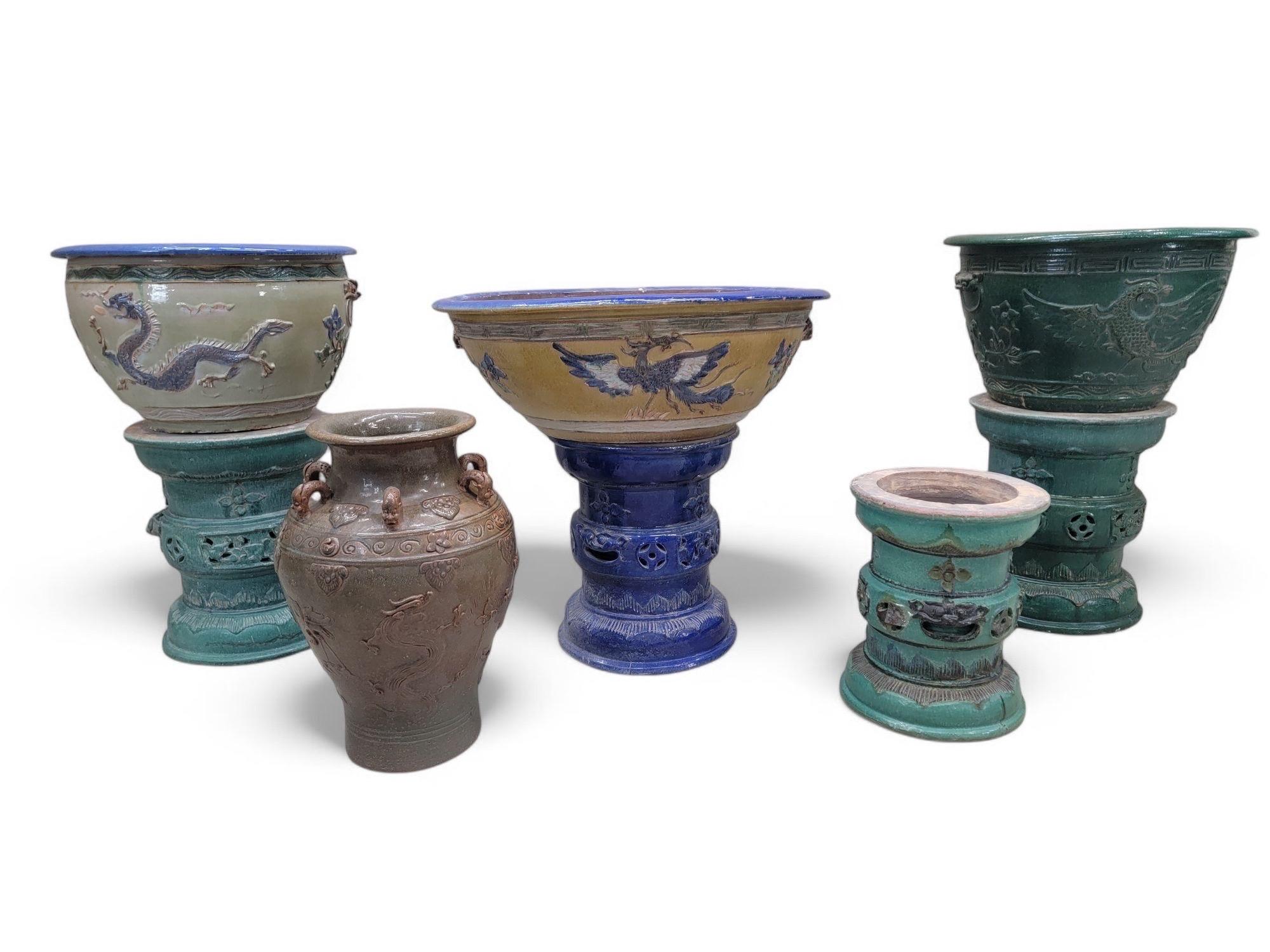 Ancienne jardinière verte glacée Vase de la province de Guangdong avec Stand en vente 1