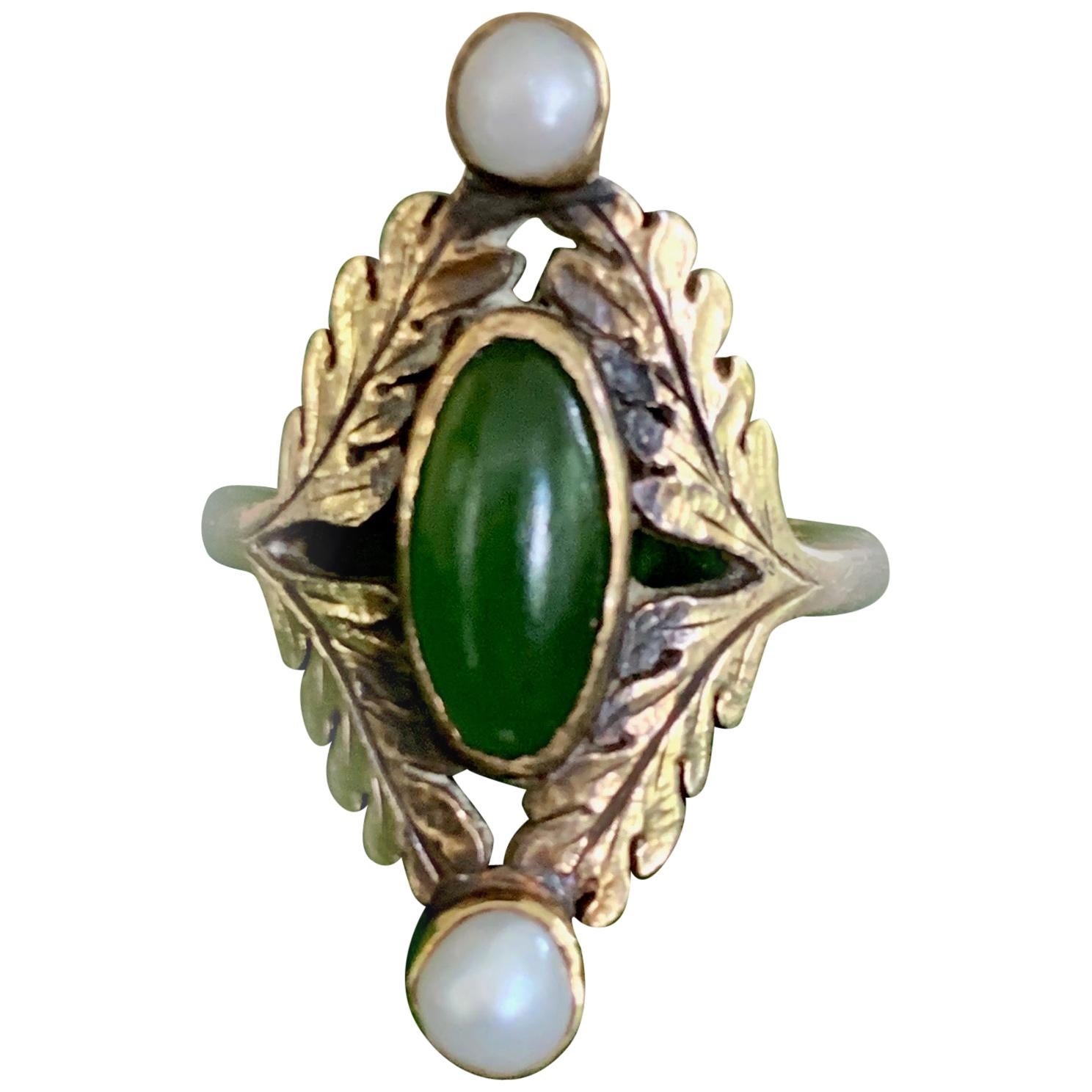 Antique Green Jade Cabochon and Pearl 14 Karat Yellow Gold Ring - Size 4 For Sale