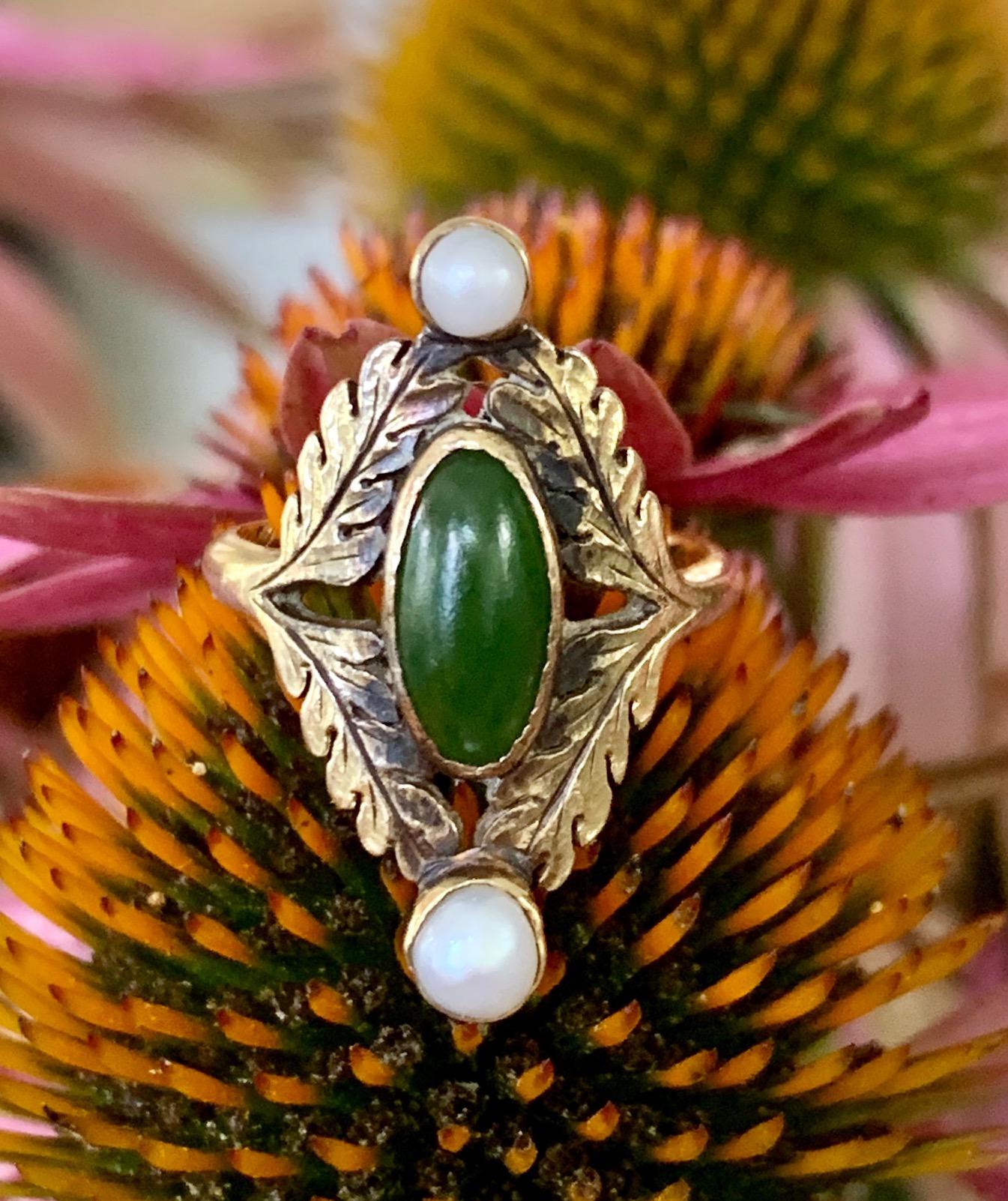 Antique Green Jade Cabochon and Pearl 14 Karat Yellow Gold Ring - Size 4 For Sale 1