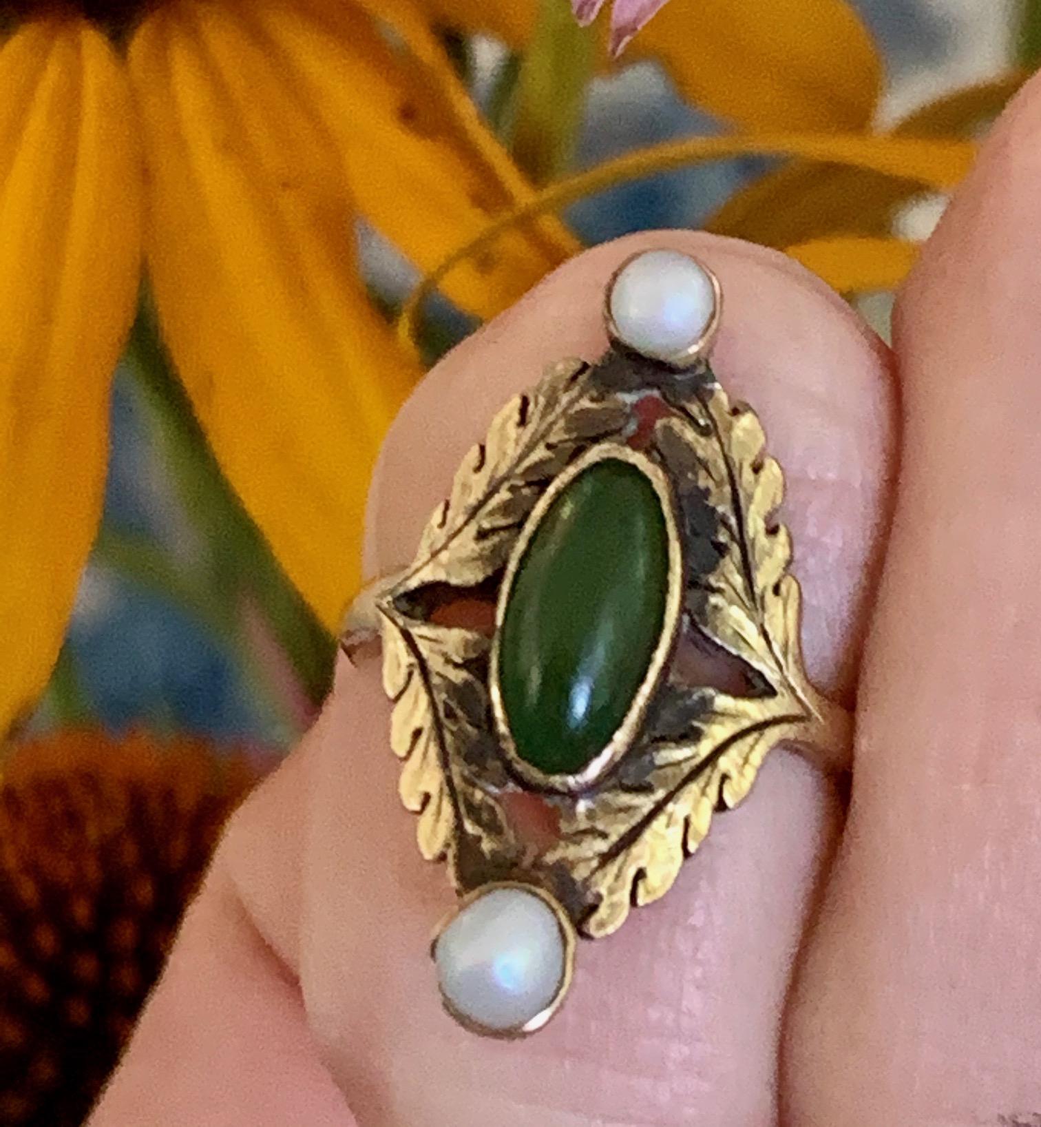 Antique Green Jade Cabochon and Pearl 14 Karat Yellow Gold Ring - Size 4 For Sale 2