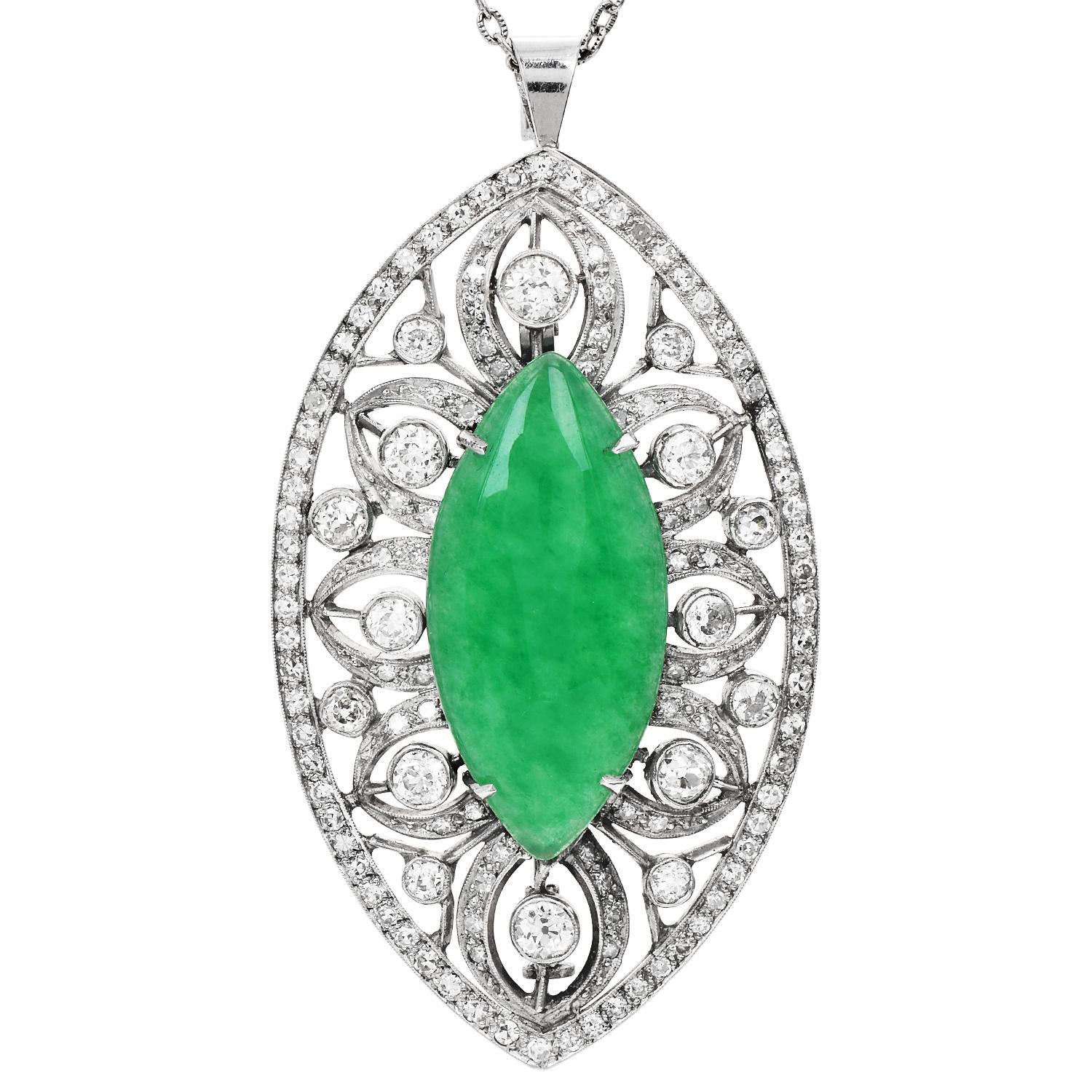 Die antike Brosche mit Diamanten im Altminenschliff und apfelgrüner Jade mit floralen Marquise-Anhängern aus Platin ist ein bemerkenswertes Schmuckstück, das Eleganz und antiken Charme verkörpert.

In der Mitte der Brosche befindet sich ein üppiger,
