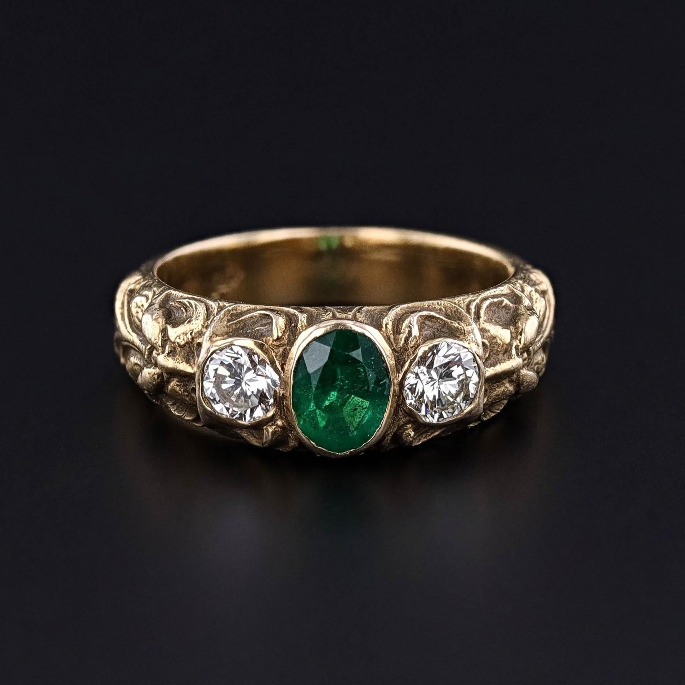 Anello antico Artful Green Man con smeraldo e diamanti: Abbraccia il misticismo dell'epoca Art Nouveau con questo affascinante anello Greene & Greene, un pezzo straordinario risalente ai primi anni del 1900 (circa 1900-1910). L'anello, lavorato in