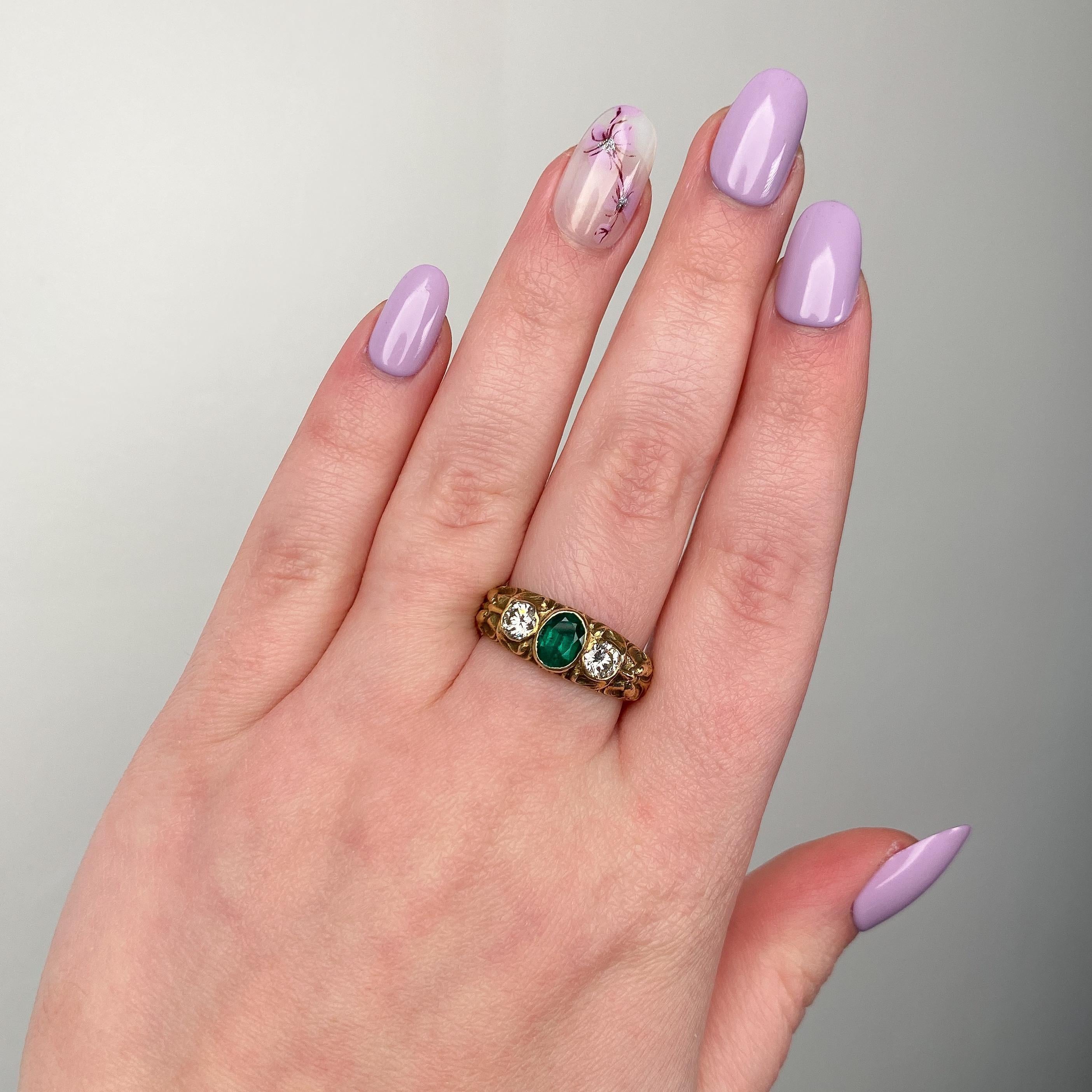 Taglio ovale Anello antico con smeraldo verde uomo in oro 14k in vendita