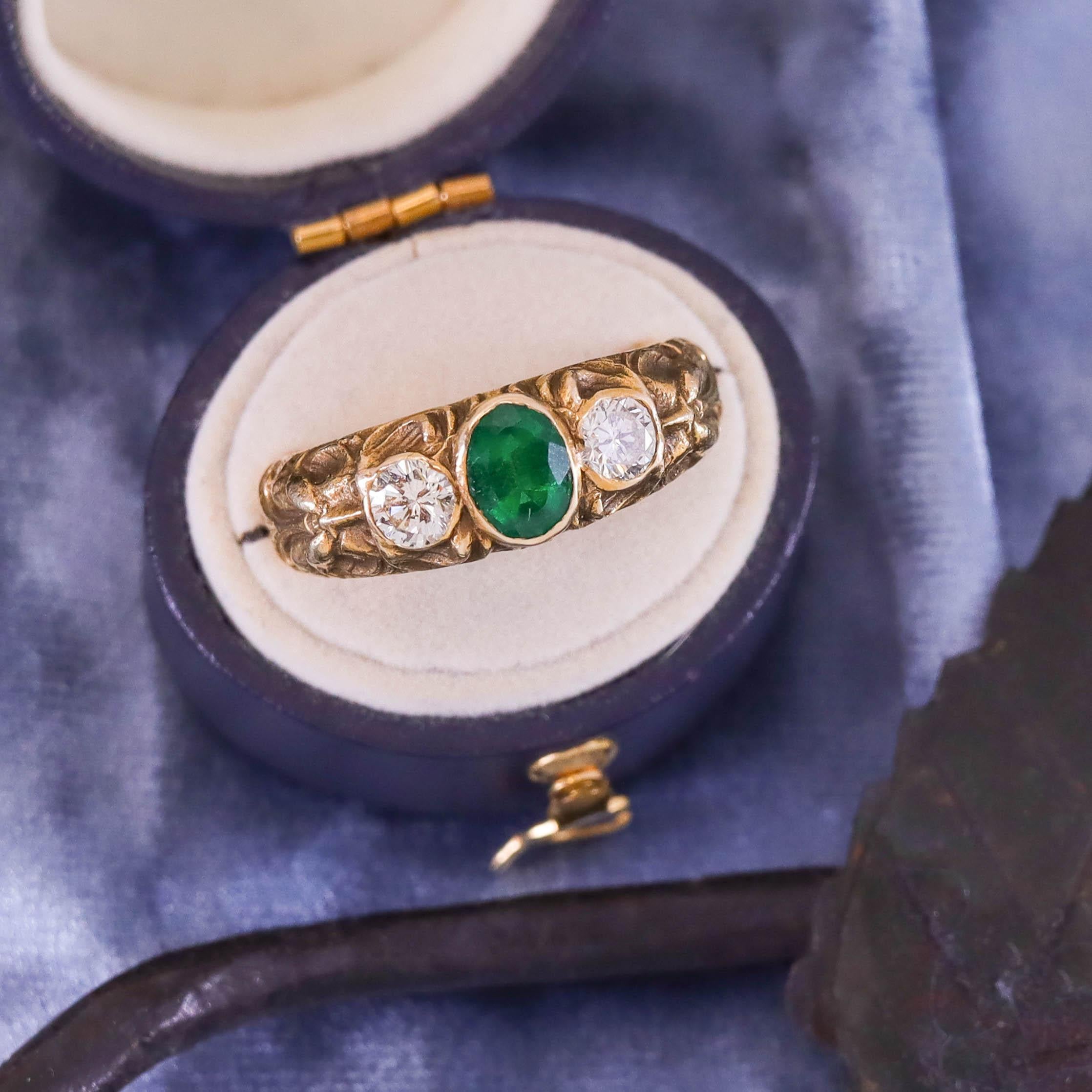 Anello antico con smeraldo verde uomo in oro 14k in vendita 1