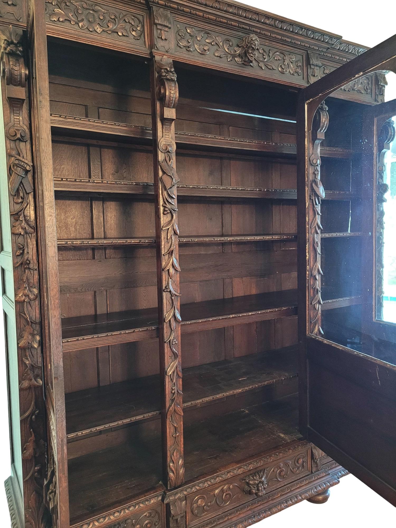 Antique Green Man Renaissance Revival Oak Vitrine For Sale 2