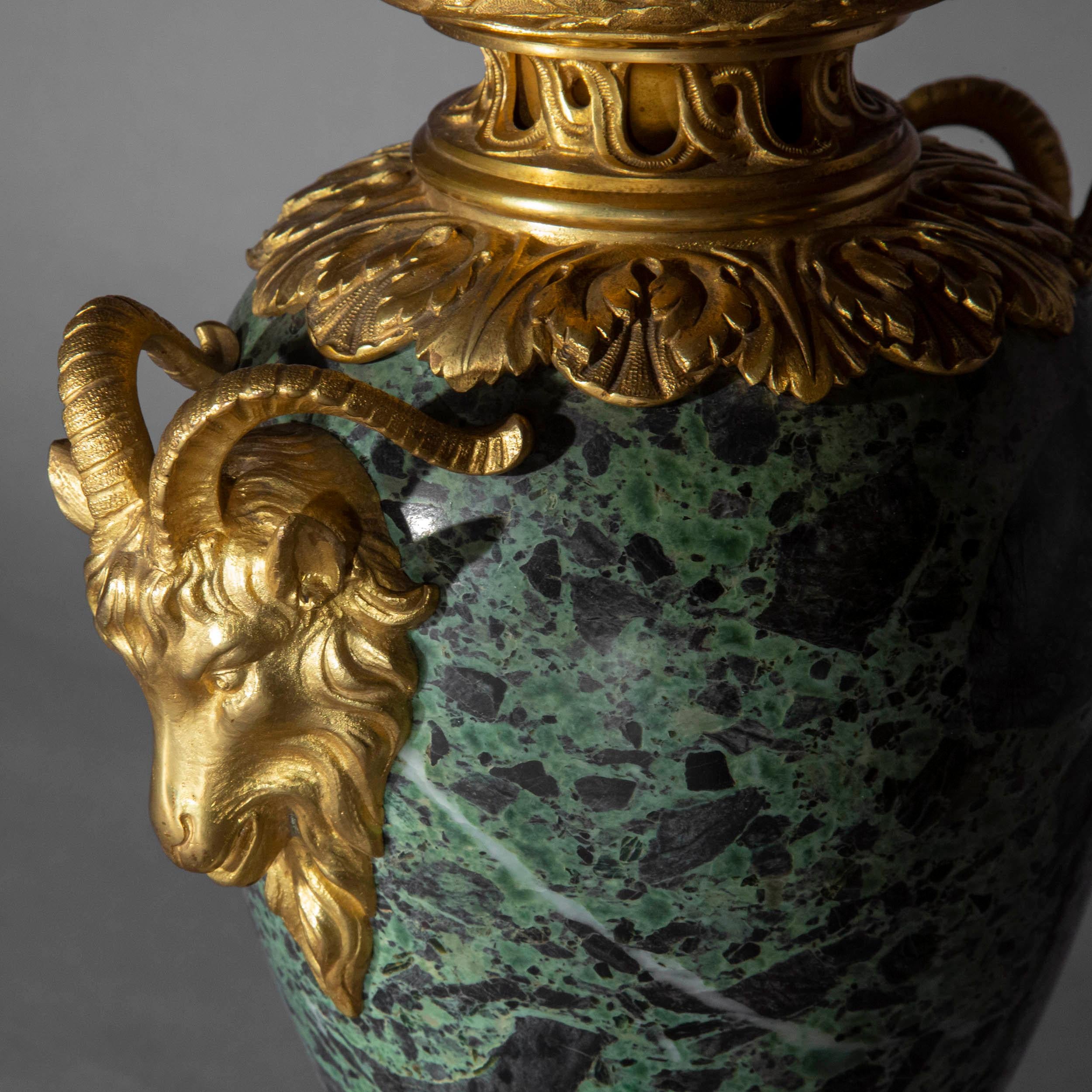 Lampe de table ancienne en marbre vert et bronze doré Bon état - En vente à Richmond, London