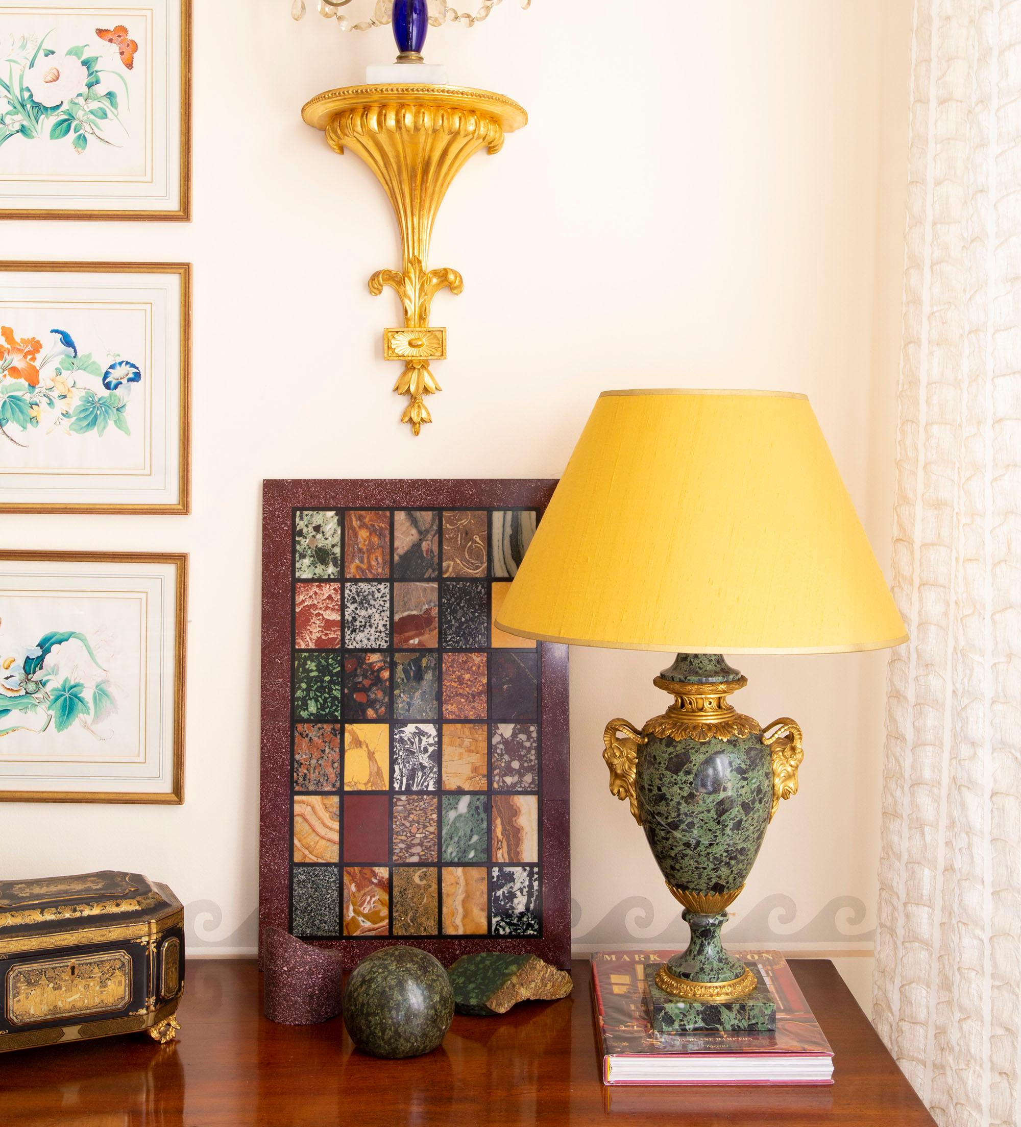 Français Lampe de table ancienne en marbre vert et bronze doré en vente