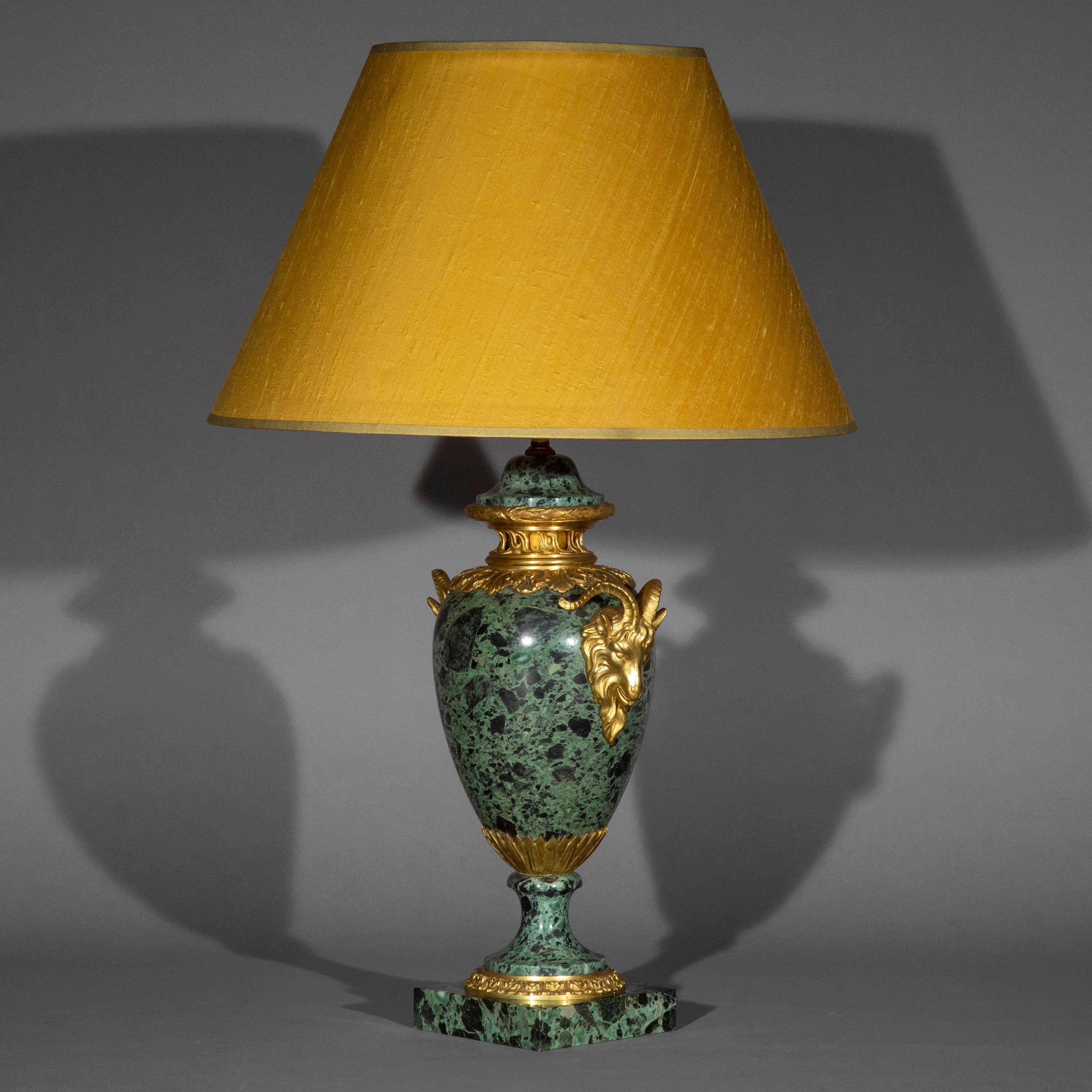 Lampe de table ancienne en marbre vert et bronze doré en vente 1
