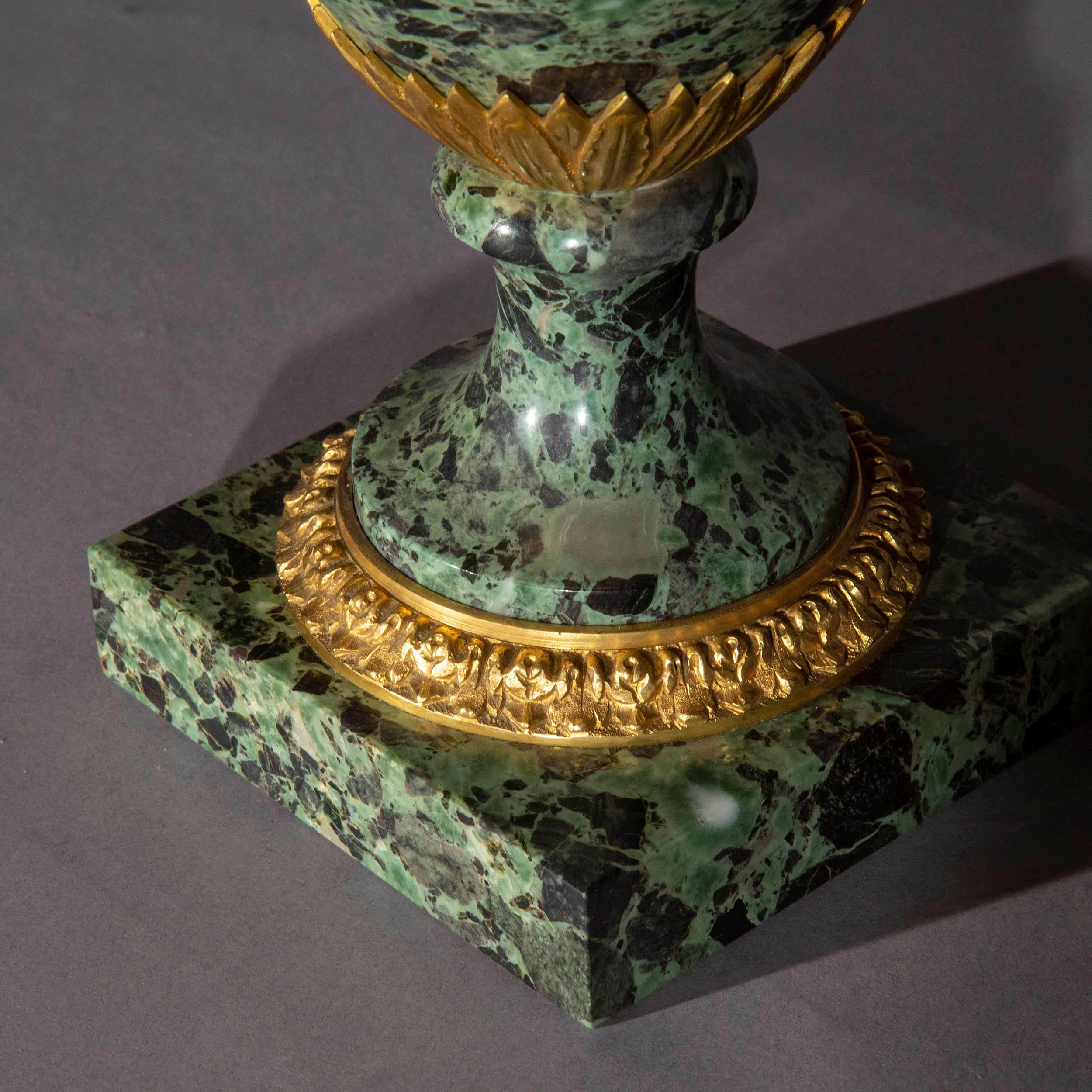 Lampe de table ancienne en marbre vert et bronze doré en vente 2
