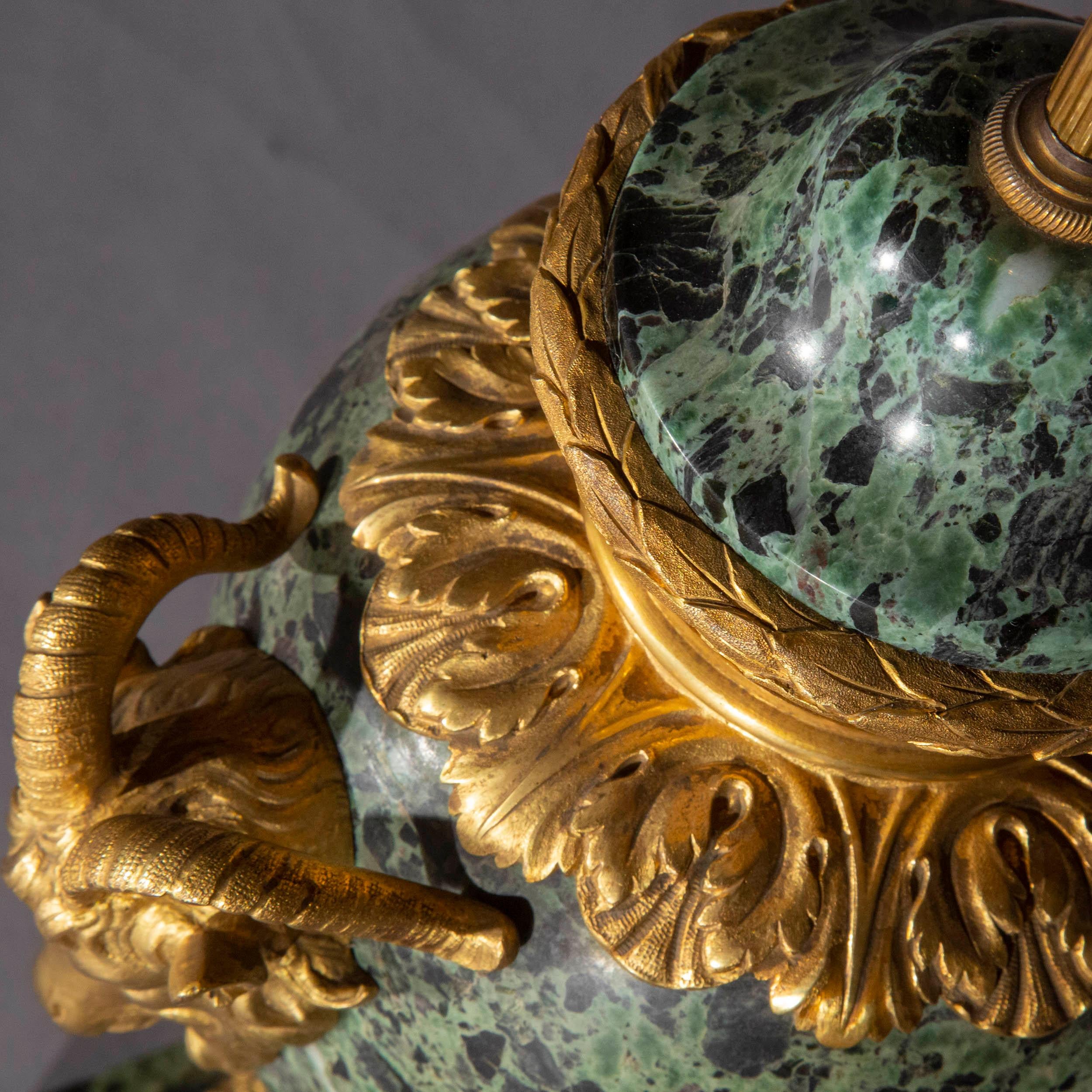 Lampe de table ancienne en marbre vert et bronze doré en vente 4