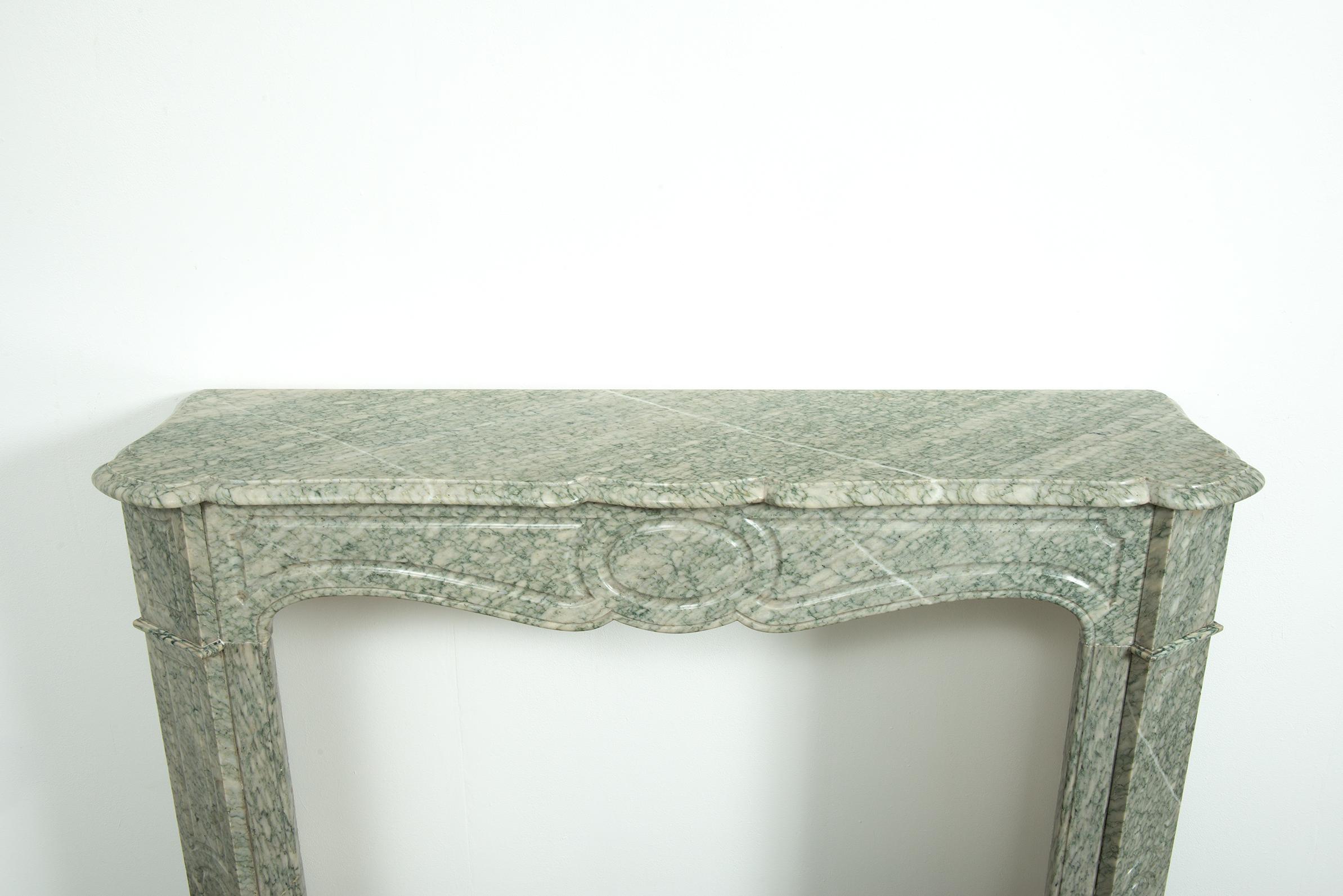 Antique Green Marble Fireplace Mantel In Good Condition For Sale In Haarlem, Noord-Holland