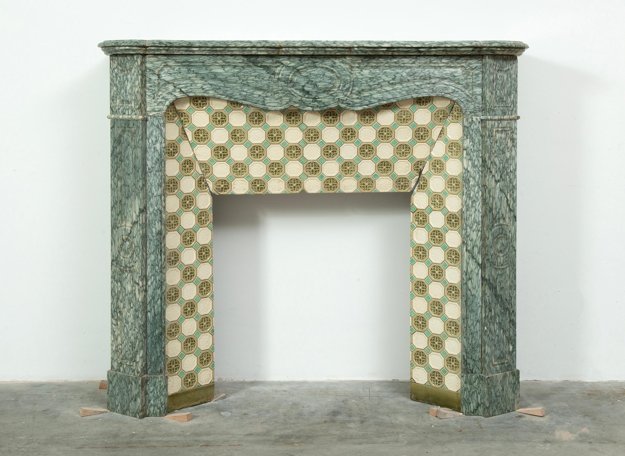 Antike Französisch Kamin erstaunlich grün Vert d'Estour auch bekannt als Payolle.

Schöne petite Louis XV Stil Kamin große warme Färbung und freundliche Dekorationen.
Hübsches skulptiertes Regal über einem getäfelten Fries mit einem zentralen Kreis
