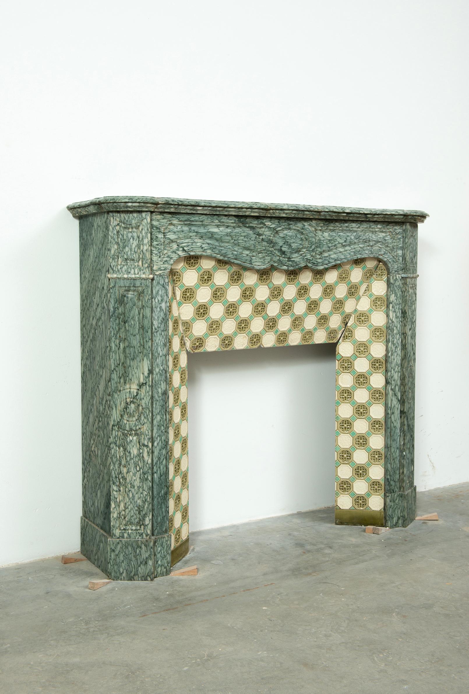 Antiker Louis XV-Kamin aus grünem Marmor (19. Jahrhundert) im Angebot