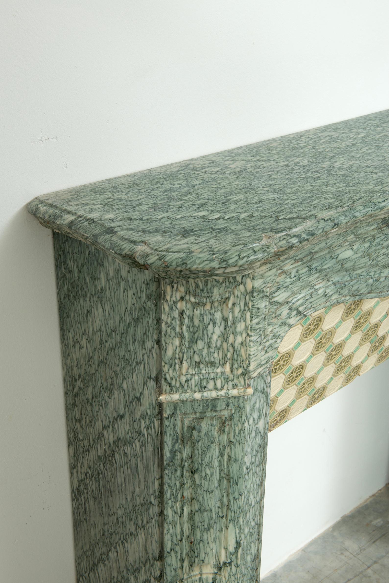 Antiker Louis XV-Kamin aus grünem Marmor im Angebot 1