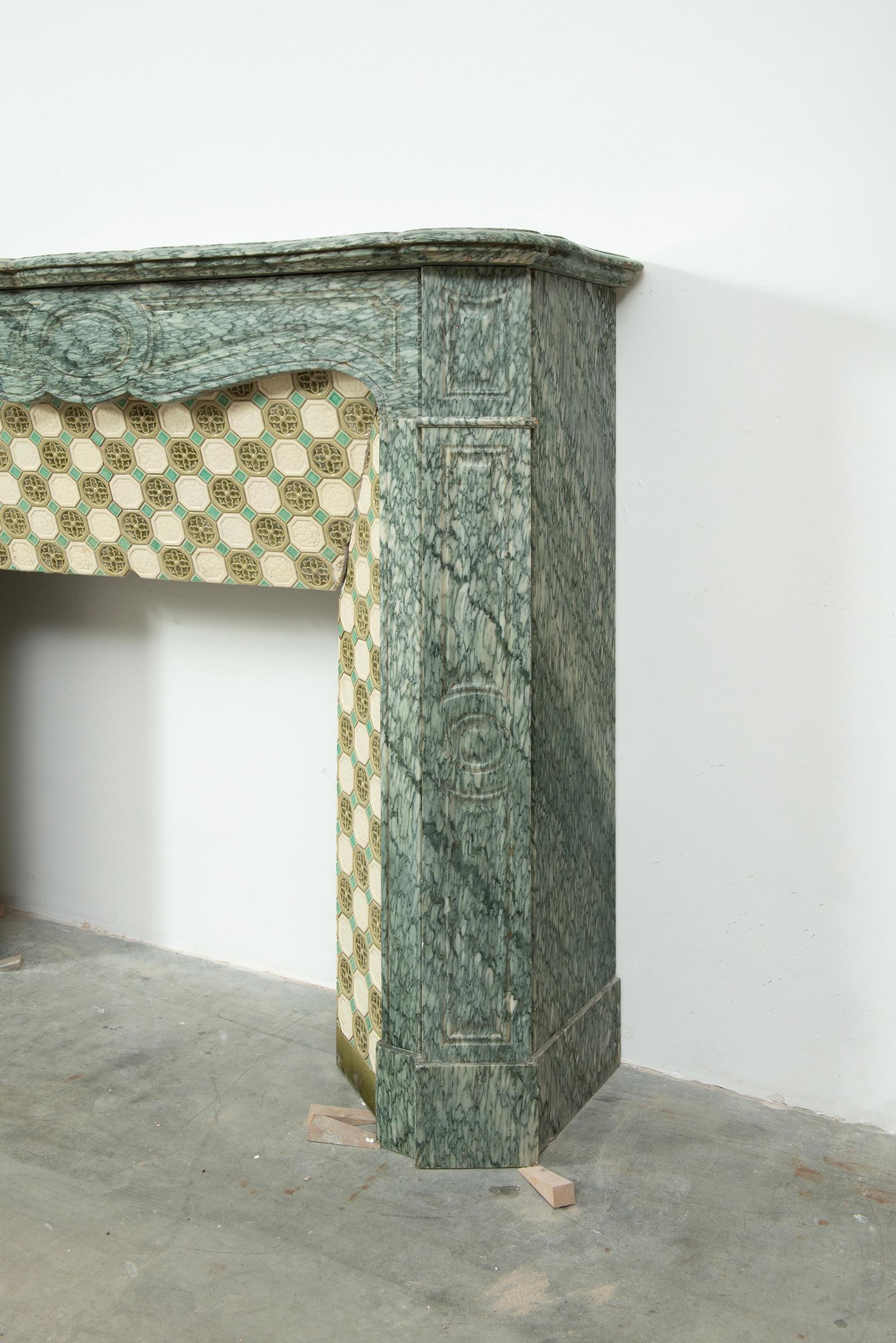 Antiker Louis XV-Kamin aus grünem Marmor im Angebot 3