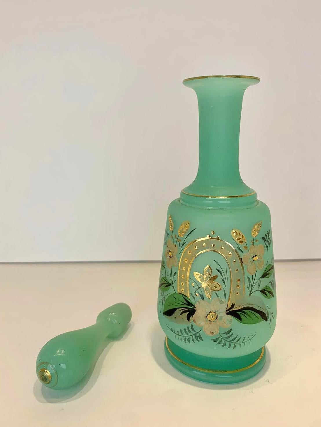 Émaillé Flacon de parfum ancien en verre émaillé vert et opalin, 19ème siècle en vente