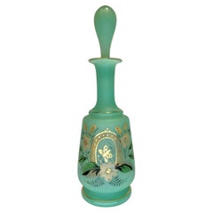 Flacon de parfum ancien en verre émaillé vert et opalin, 19ème siècle