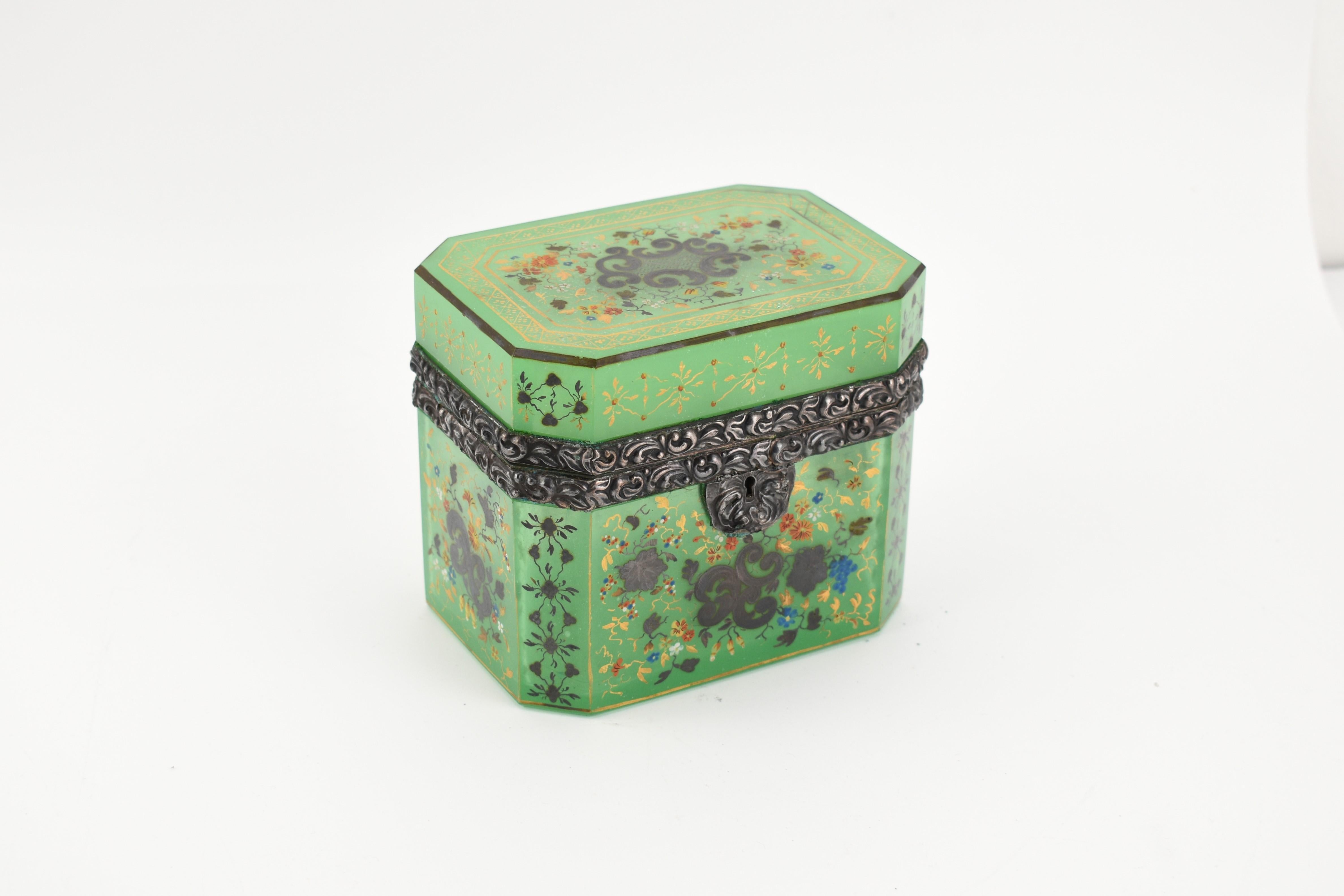 Cercueil de grande qualité en verre d'albâtre opalin avec montures métalliques à charnières, taillé et peint à la main sur tout le pourtour, tous les panneaux latéraux sont richement décorés d'émaux dorés et colorés, décoration supplémentaire