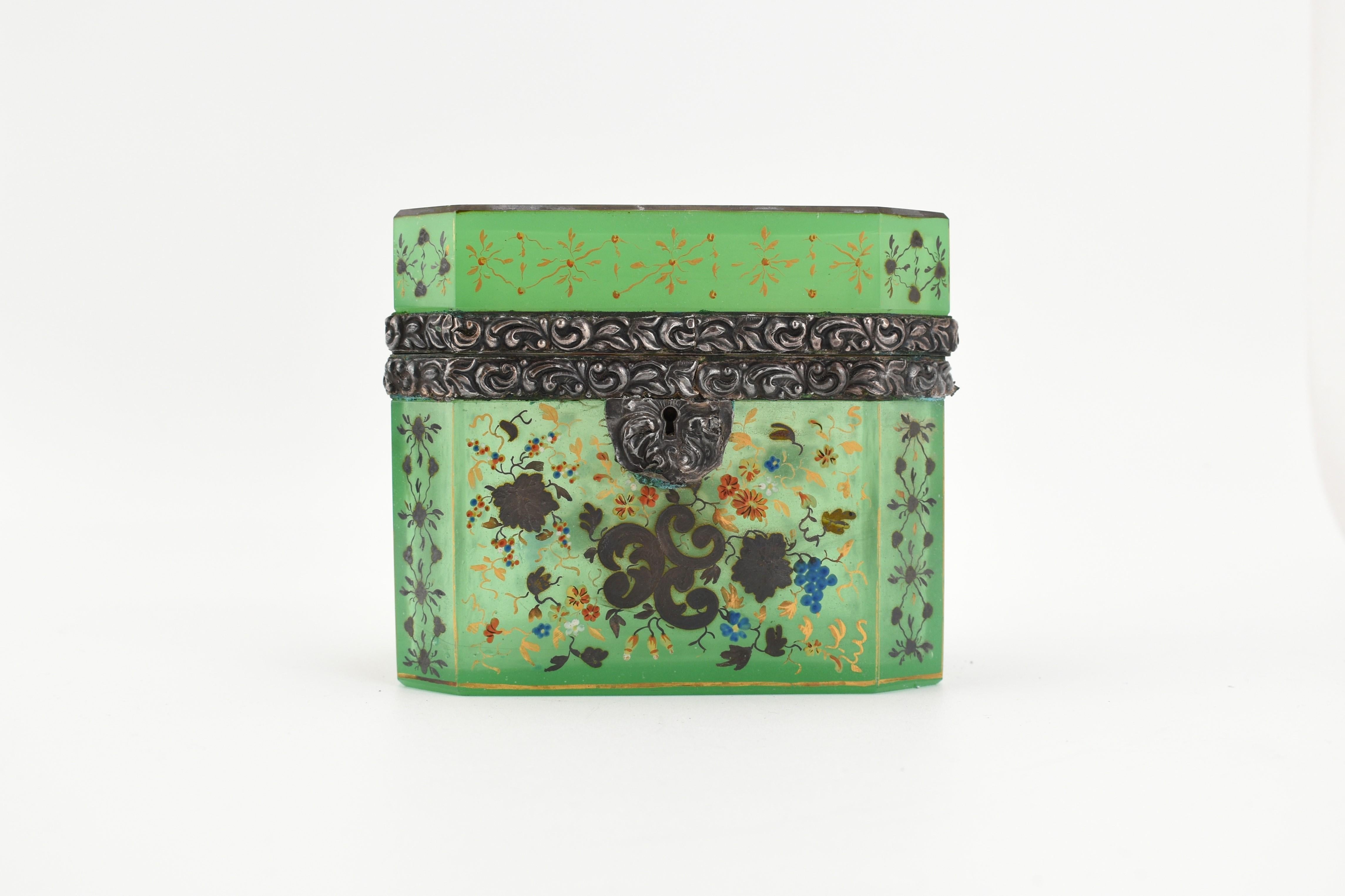 Émaillé Boîte à bijoux antique en verre émaillé d'opaline verte, 19ème siècle en vente