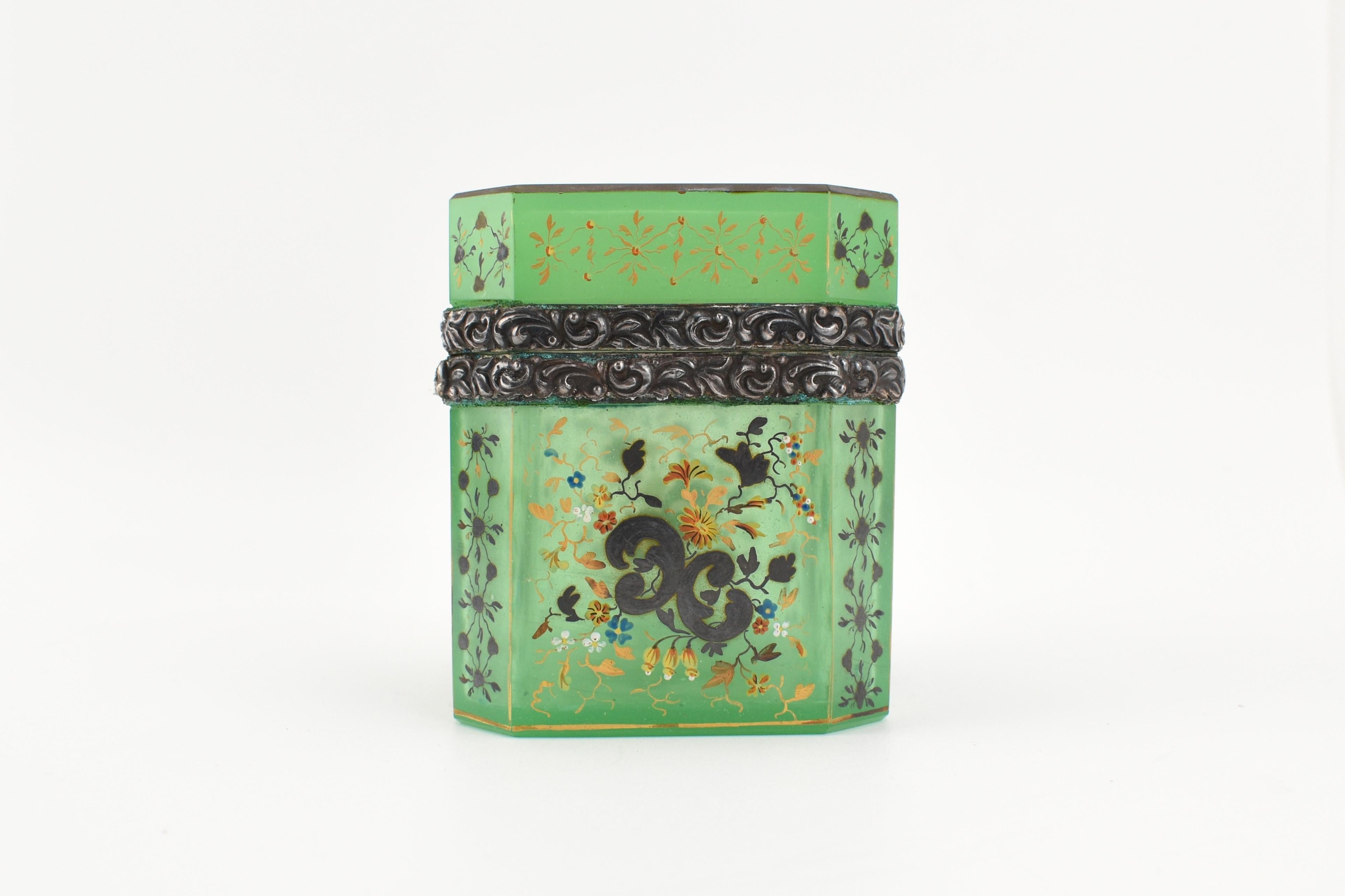 XIXe siècle Boîte à bijoux antique en verre émaillé d'opaline verte, 19ème siècle en vente