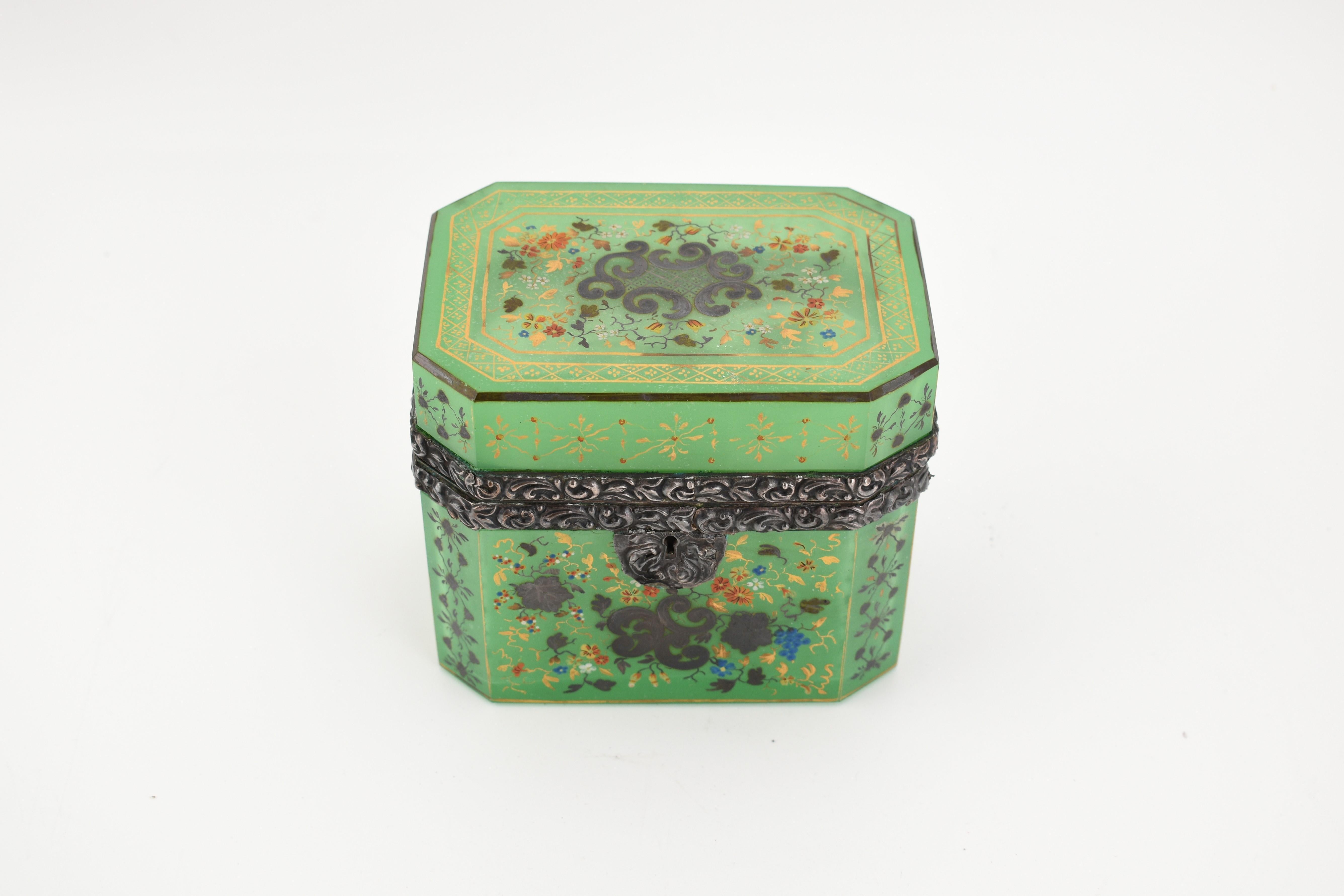 Verre opalin Boîte à bijoux antique en verre émaillé d'opaline verte, 19ème siècle en vente