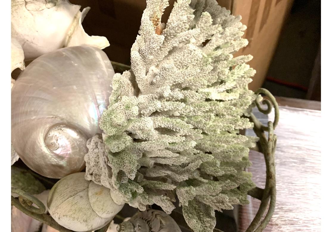 Jardinera Decorada con Pintura Verde Antigua y Colección de Conchas en venta 5