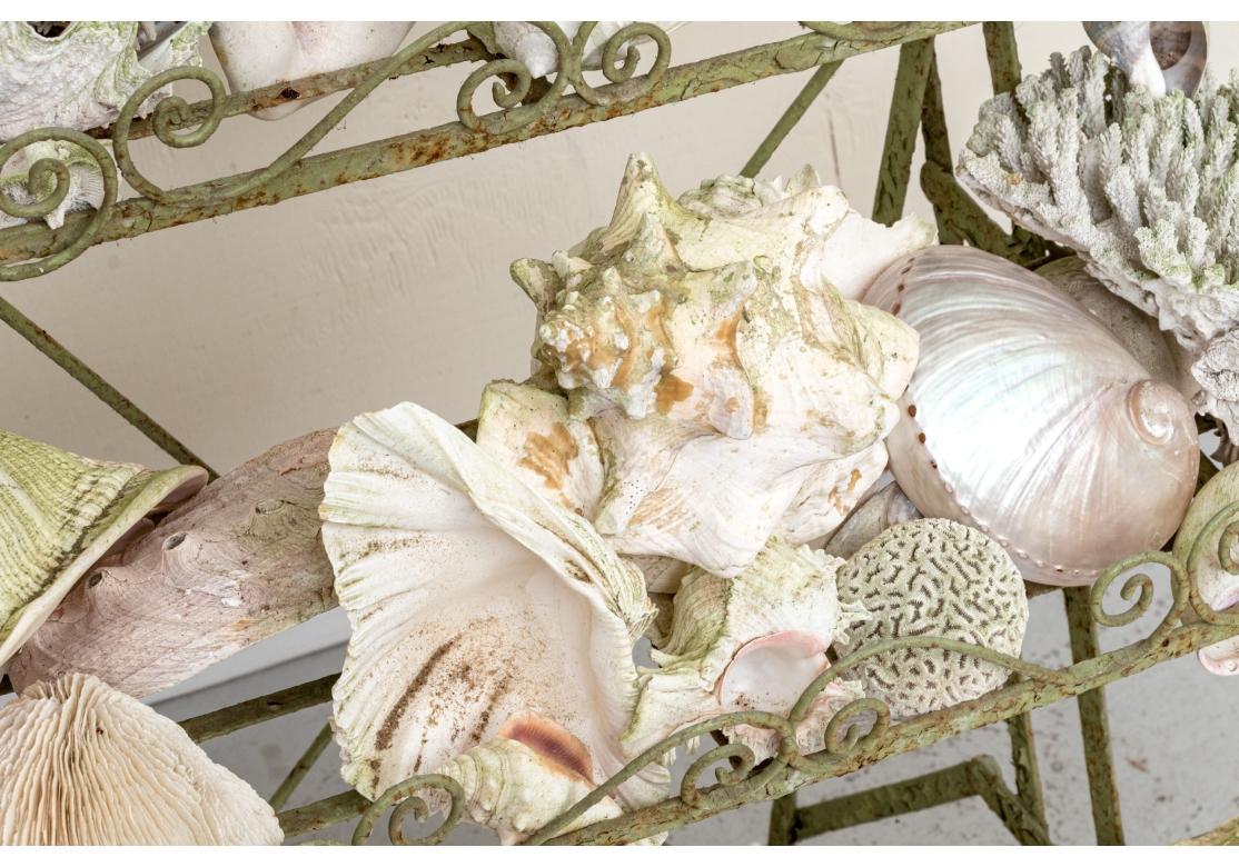 Jardinera Decorada con Pintura Verde Antigua y Colección de Conchas Rústico en venta