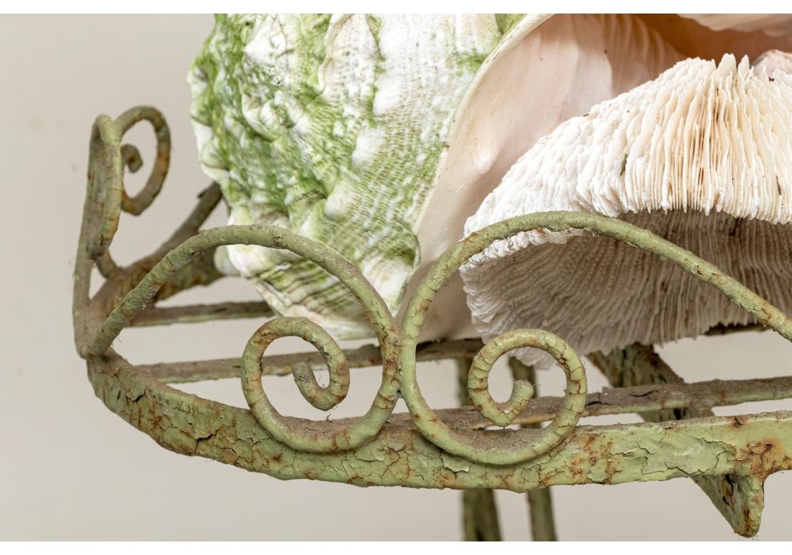 Jardinera Decorada con Pintura Verde Antigua y Colección de Conchas siglo XX en venta