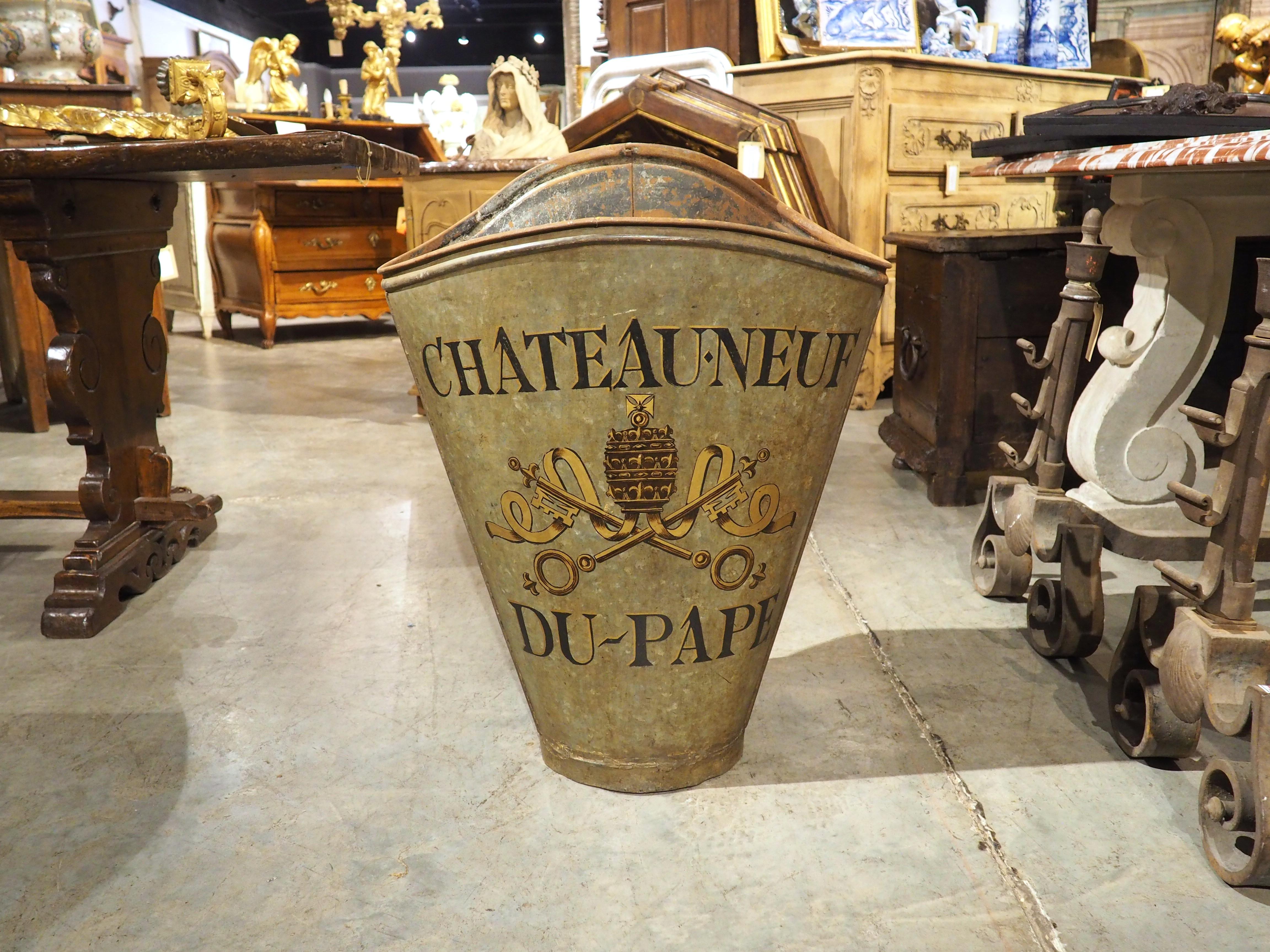 Antique Tall Silver-Green Painted French Wine Hotte, Chateauneuf-du-Pape principios del siglo XX en venta