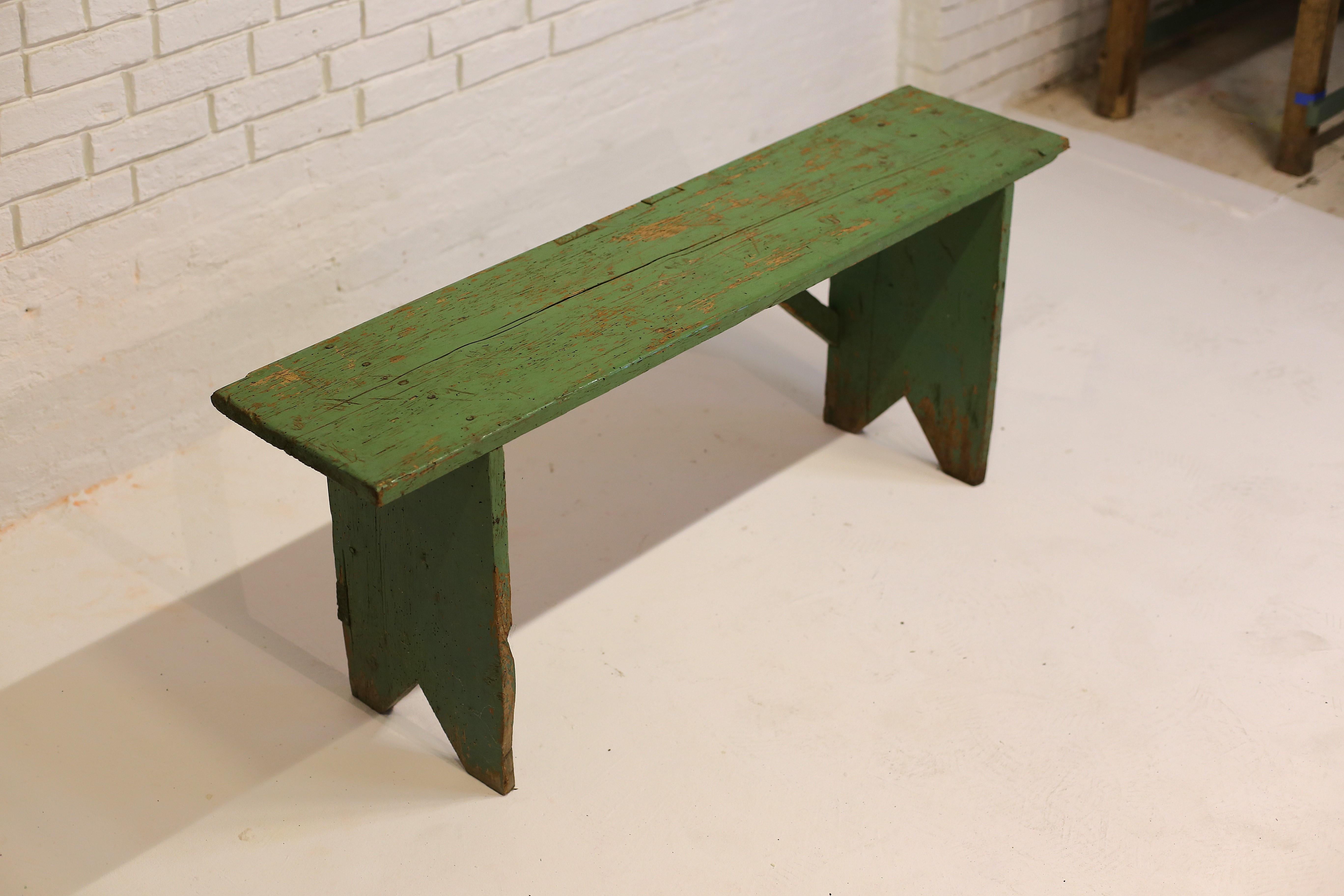 Ancien banc en pin peint en vert, Hongrie, début du 20e siècle en vente 2
