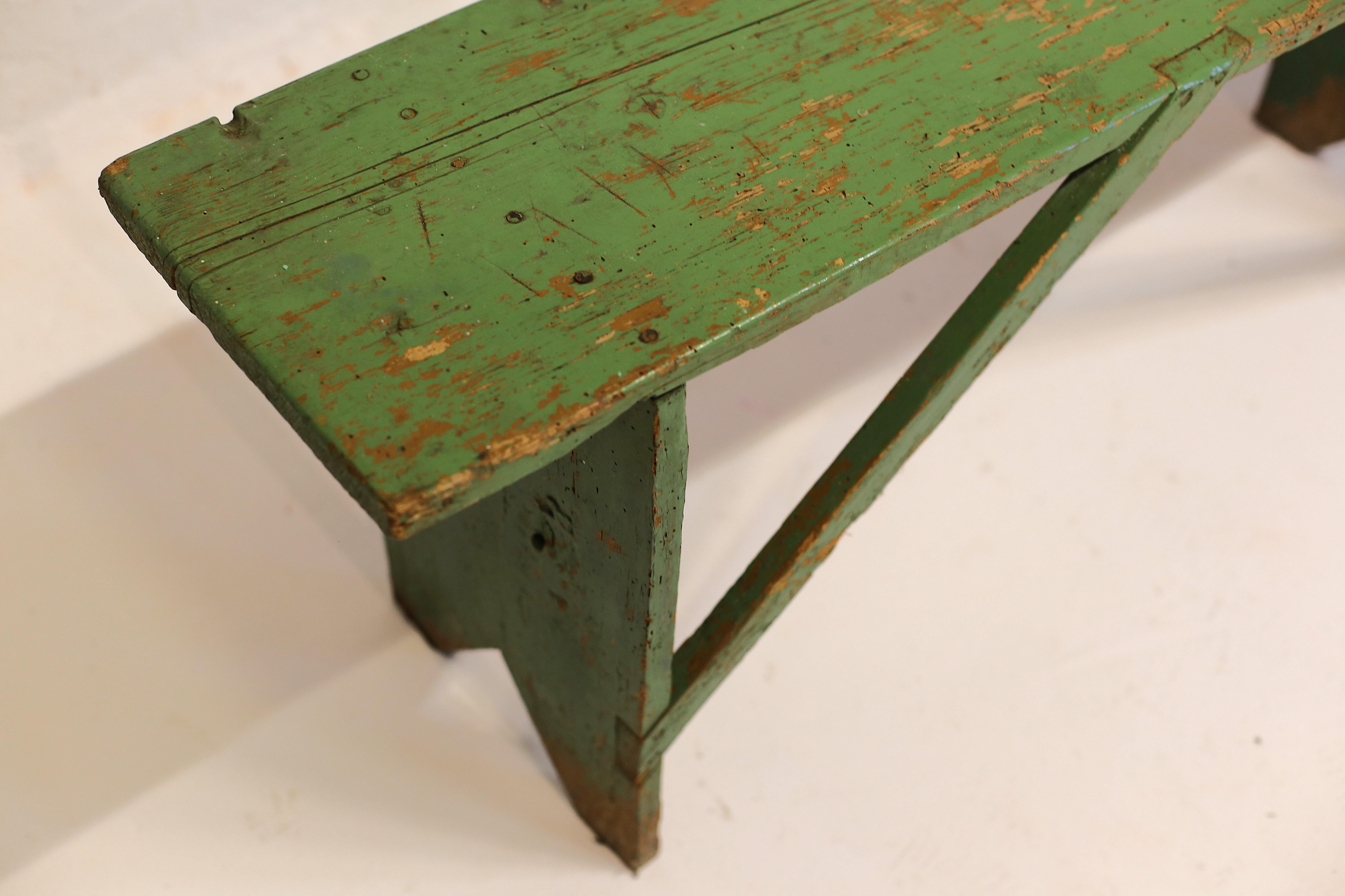 Ancien banc en pin peint en vert, Hongrie, début du 20e siècle en vente 3