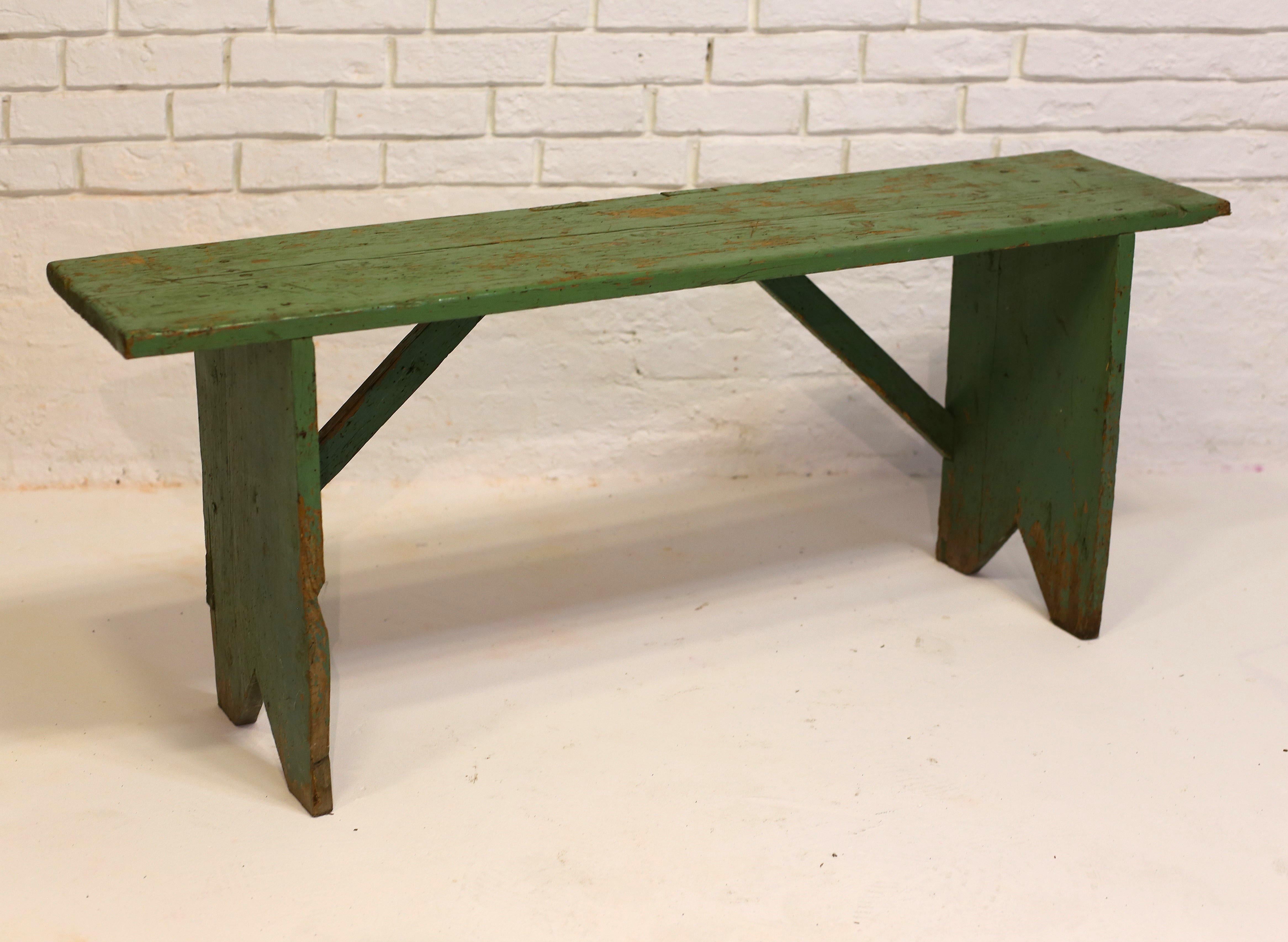 Primitif Ancien banc en pin peint en vert, Hongrie, début du 20e siècle en vente