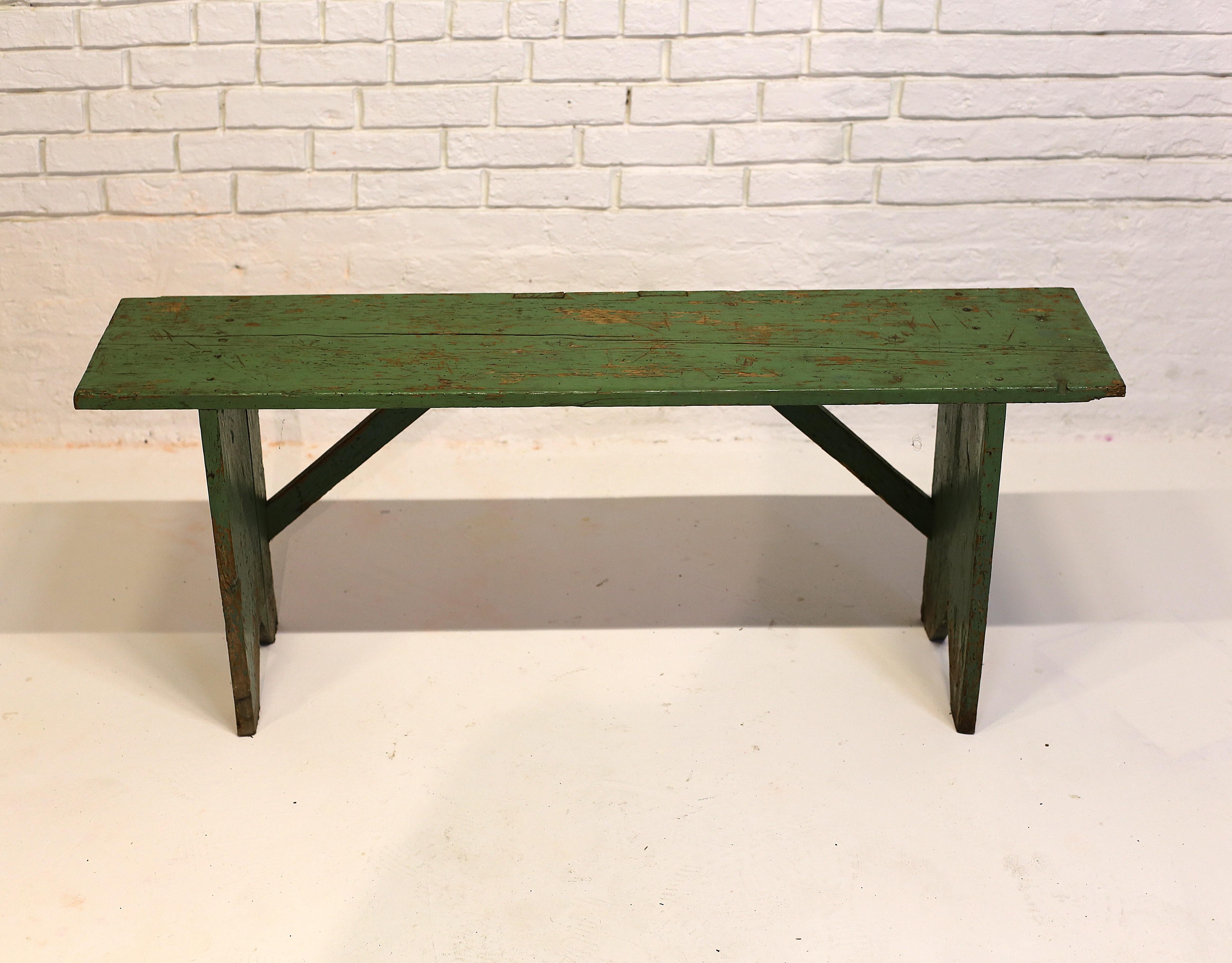 Peint Ancien banc en pin peint en vert, Hongrie, début du 20e siècle en vente