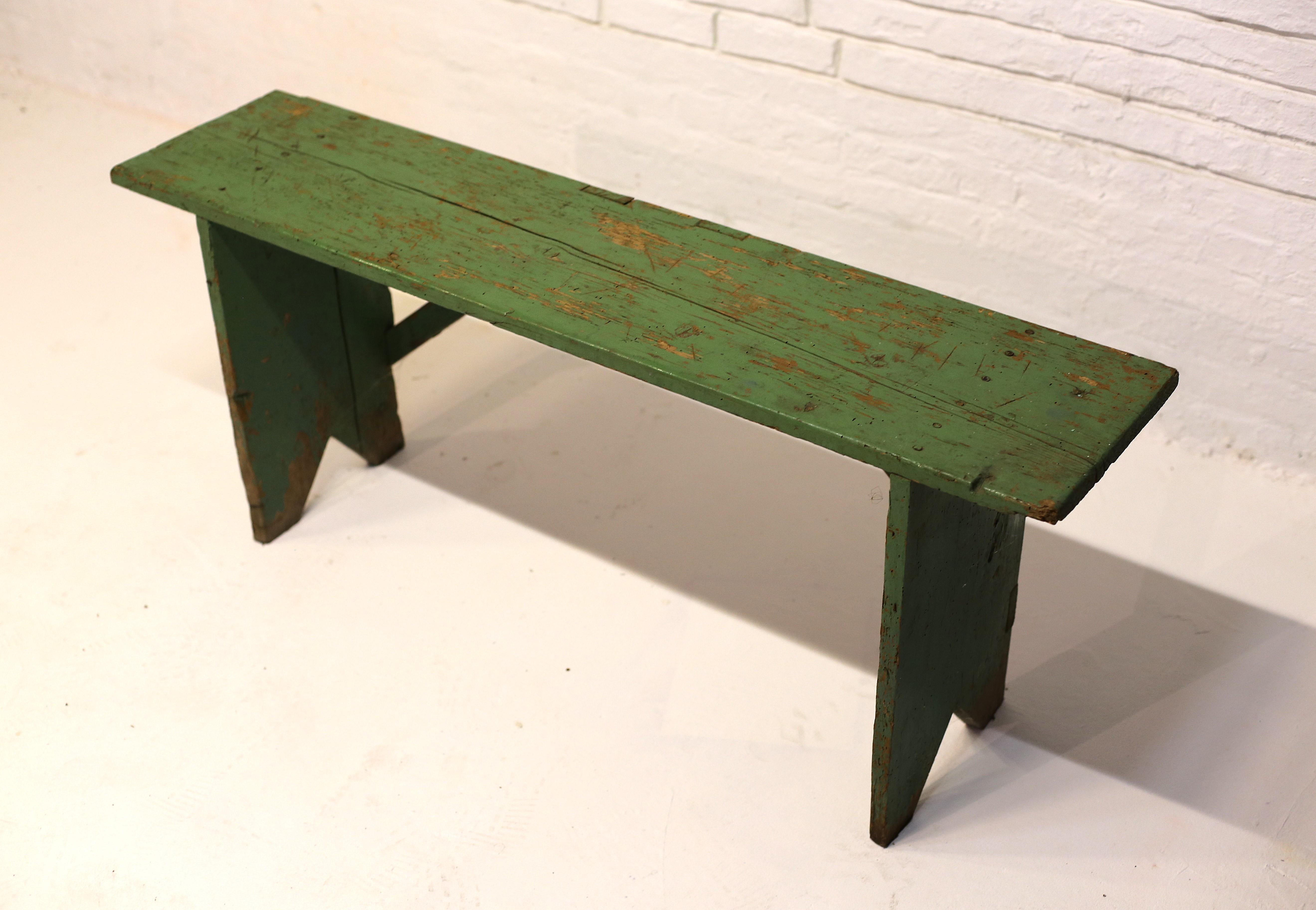 Ancien banc en pin peint en vert, Hongrie, début du 20e siècle État moyen - En vente à New York, NY