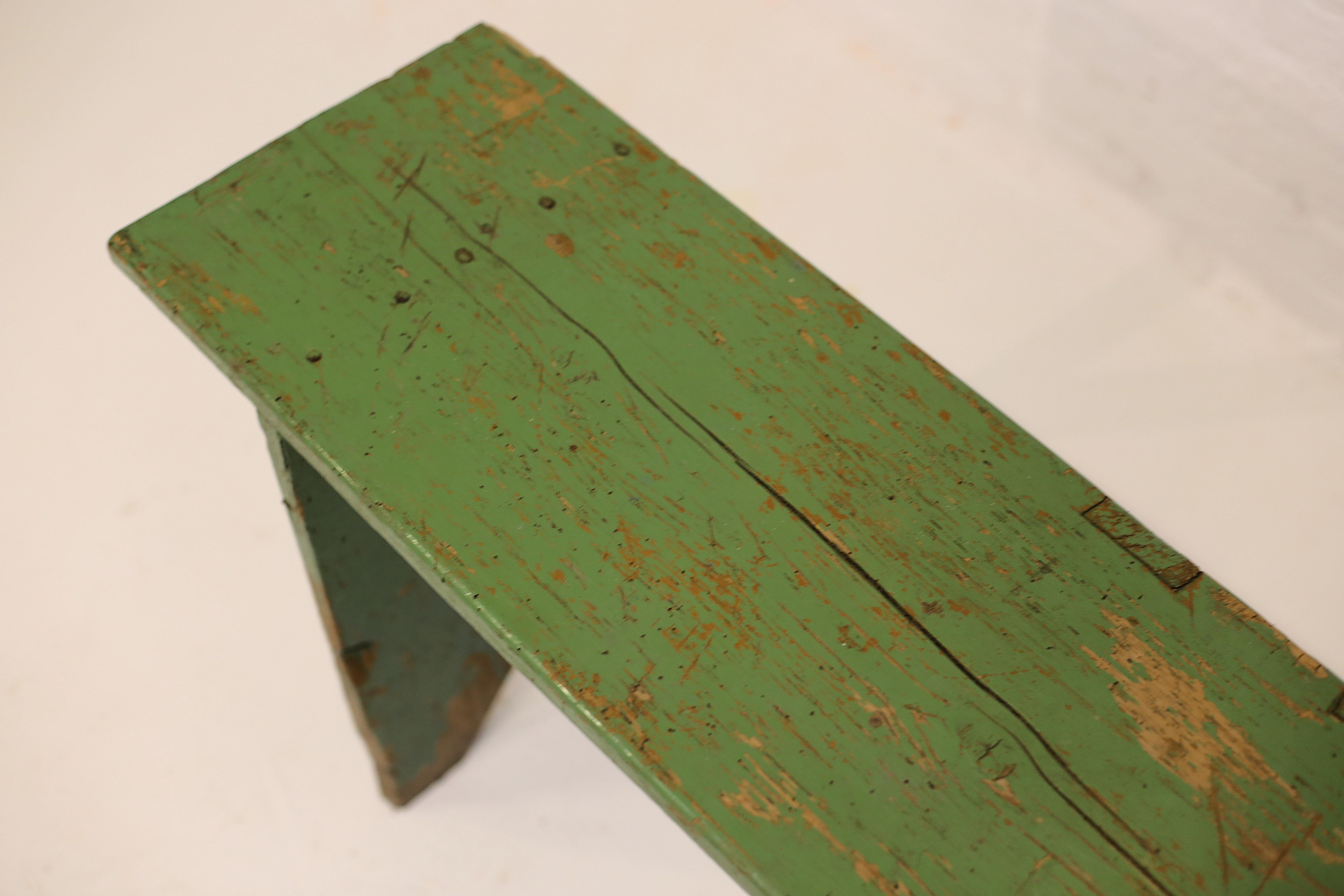 Pin Ancien banc en pin peint en vert, Hongrie, début du 20e siècle en vente