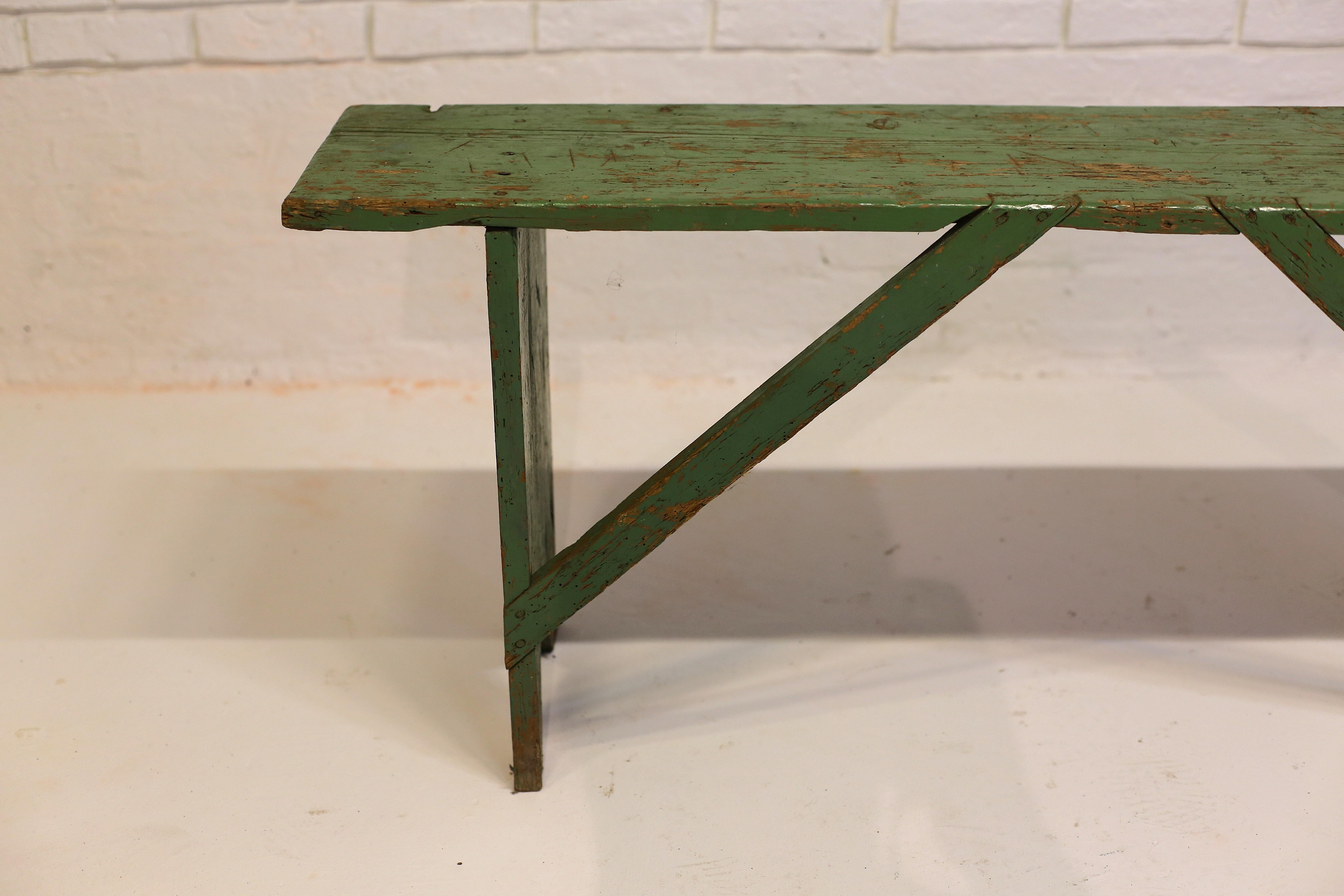 Ancien banc en pin peint en vert, Hongrie, début du 20e siècle en vente 1