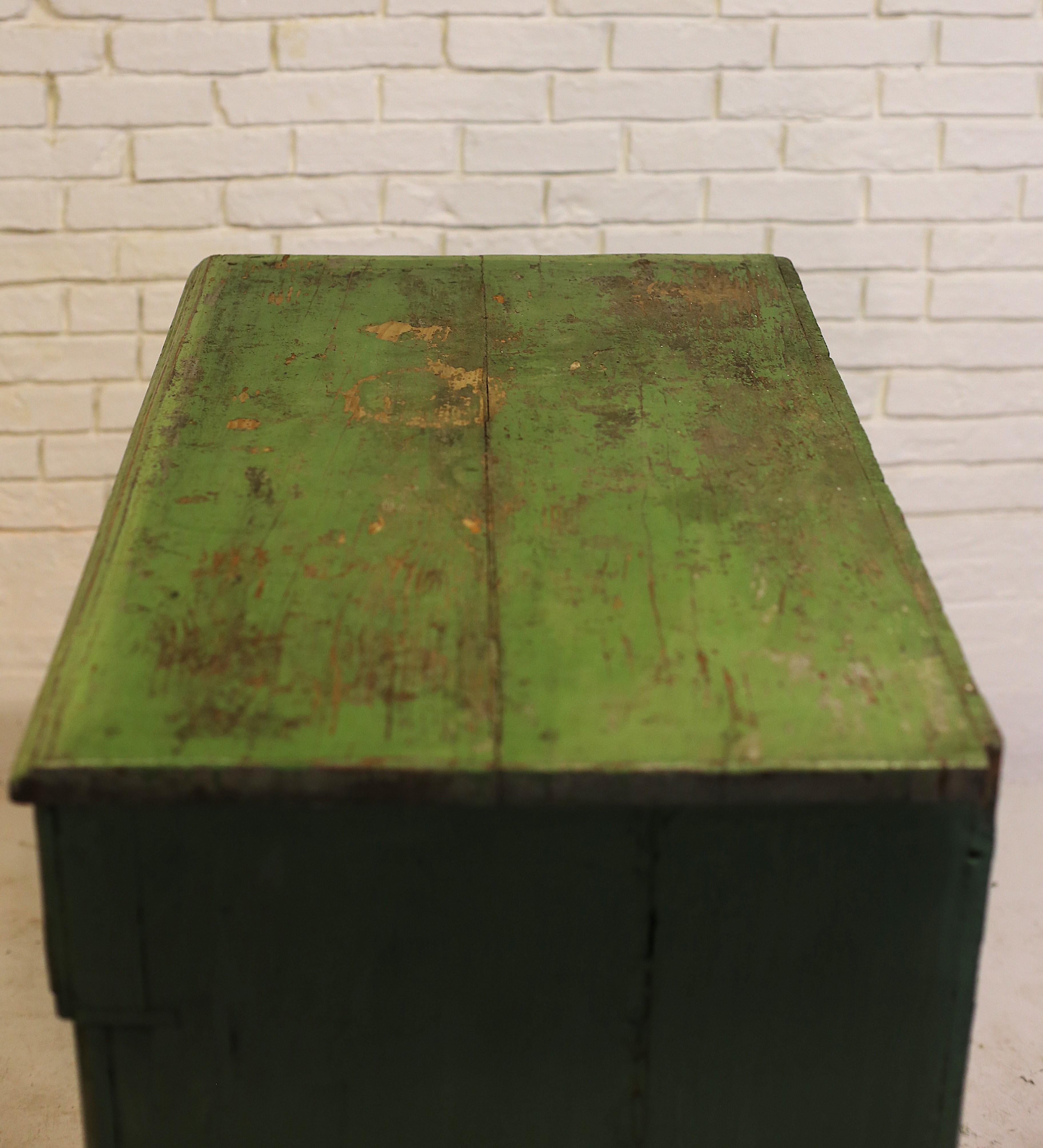 Antico mobile in pino dipinto di verde, Ungheria occidentale, inizio XX secolo in vendita 5