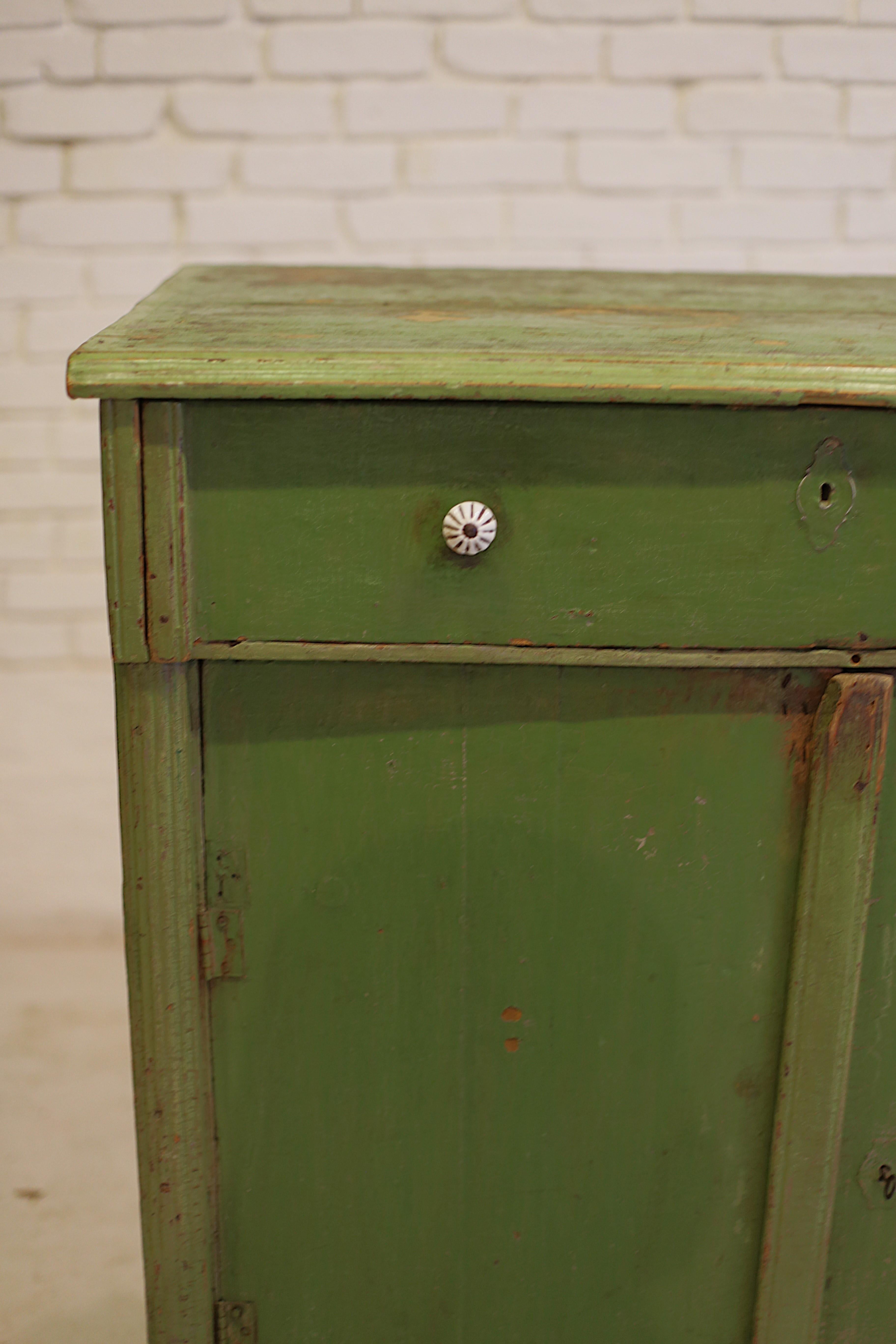 Antico mobile in pino dipinto di verde, Ungheria occidentale, inizio XX secolo in vendita 6