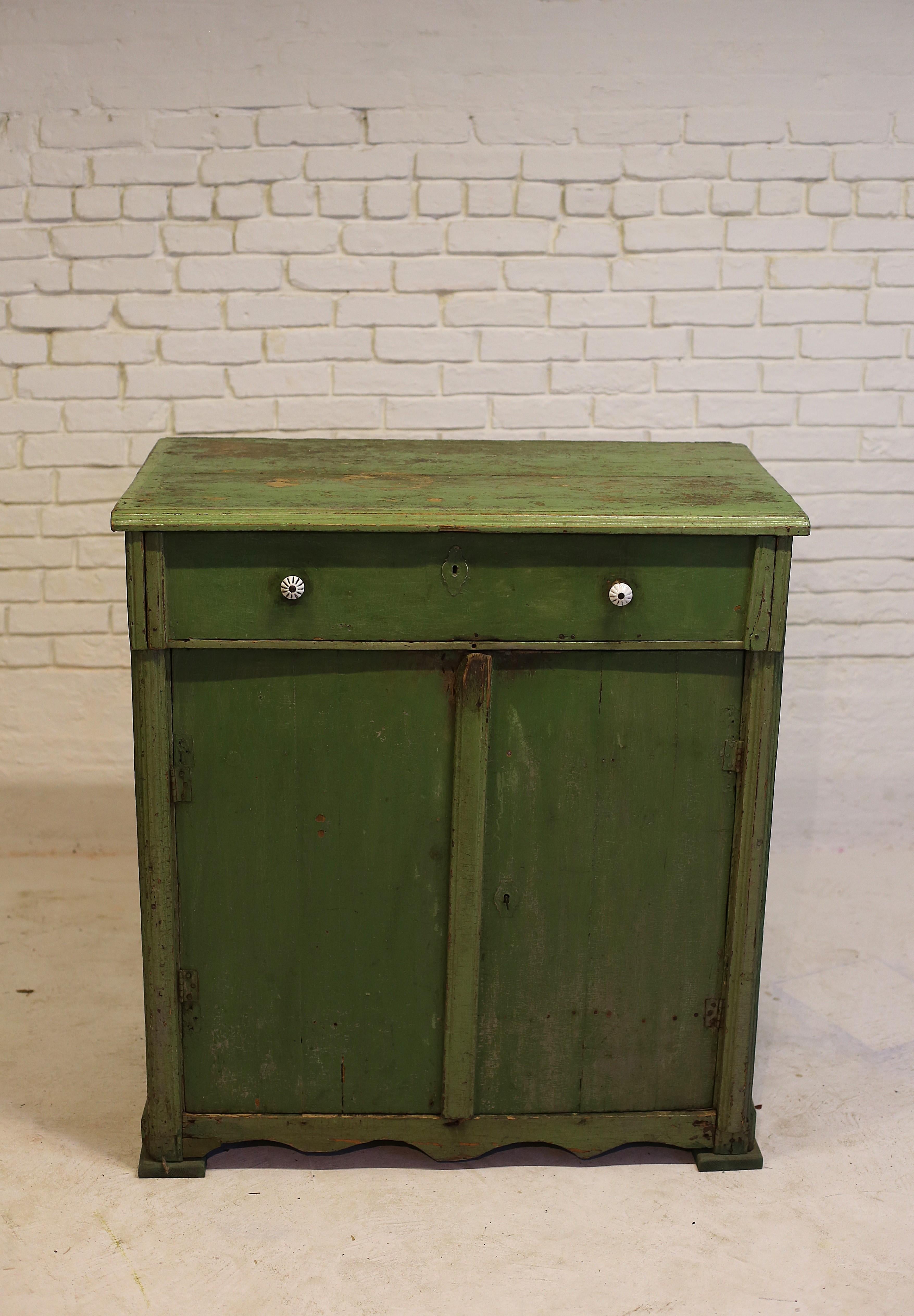 Antico mobile in pino dipinto di verde, Ungheria occidentale, inizio XX secolo in vendita 8