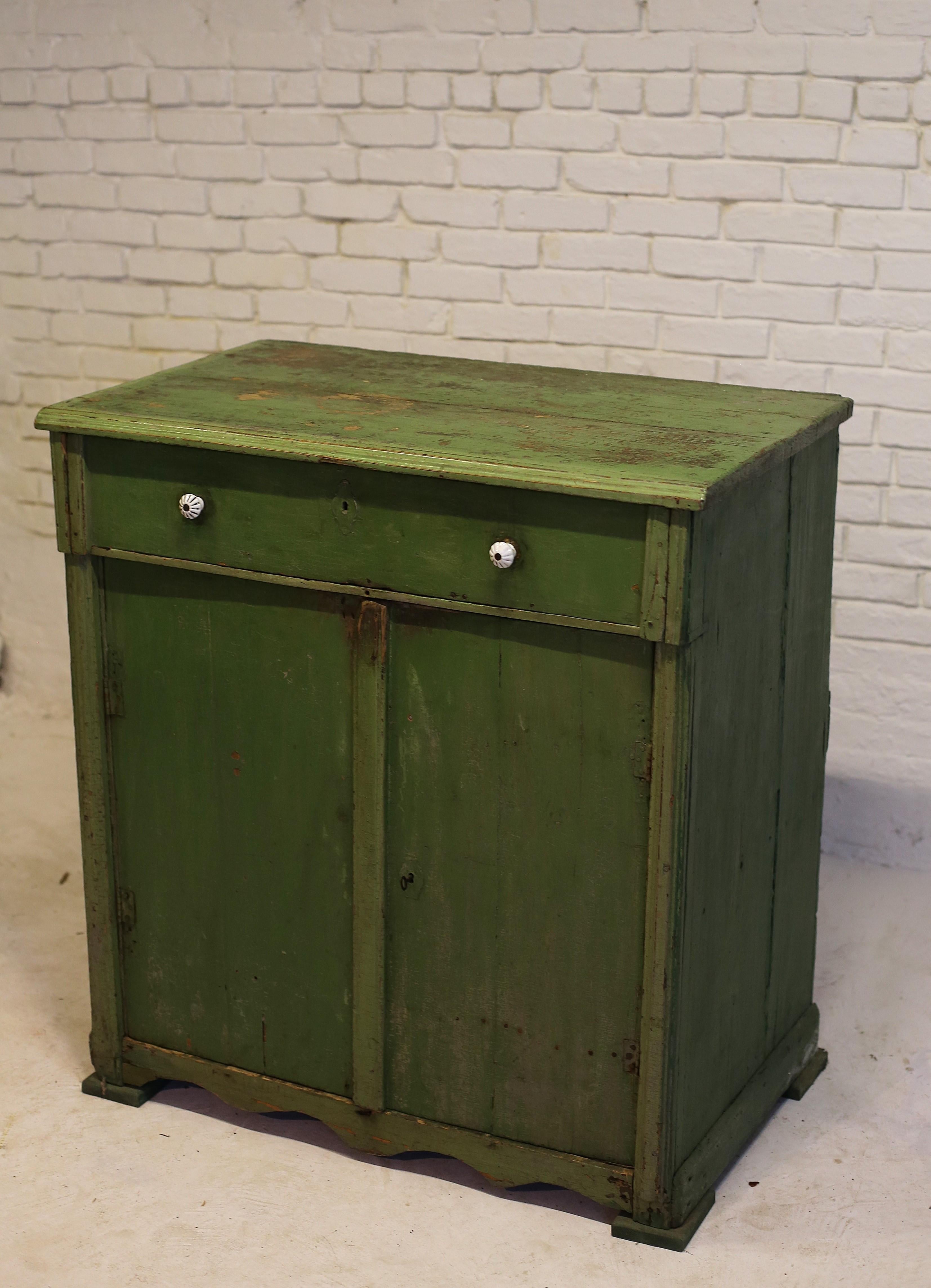 Antico mobile in pino dipinto di verde, Ungheria occidentale, inizio XX secolo in vendita 3