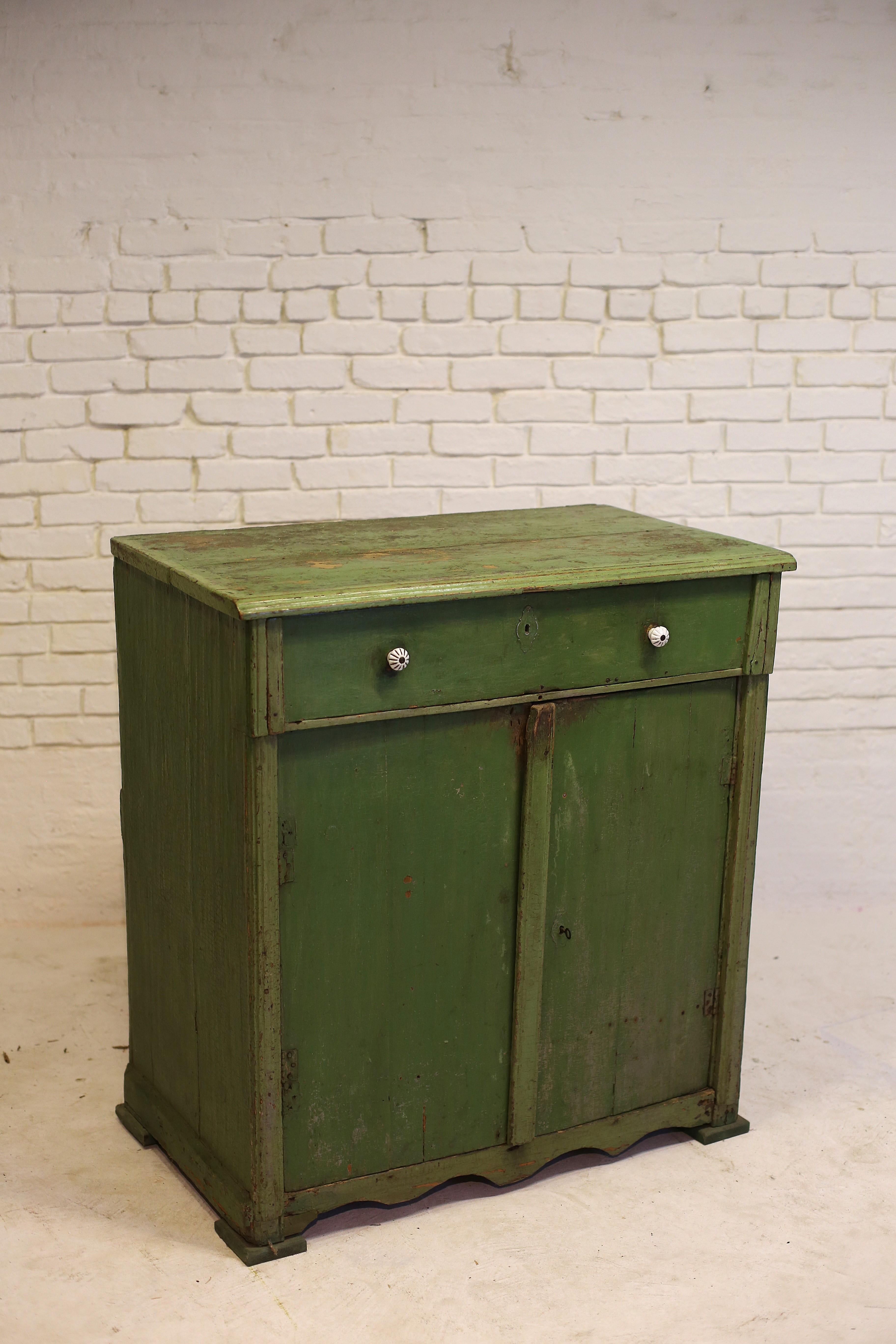 Rustico Antico mobile in pino dipinto di verde, Ungheria occidentale, inizio XX secolo in vendita