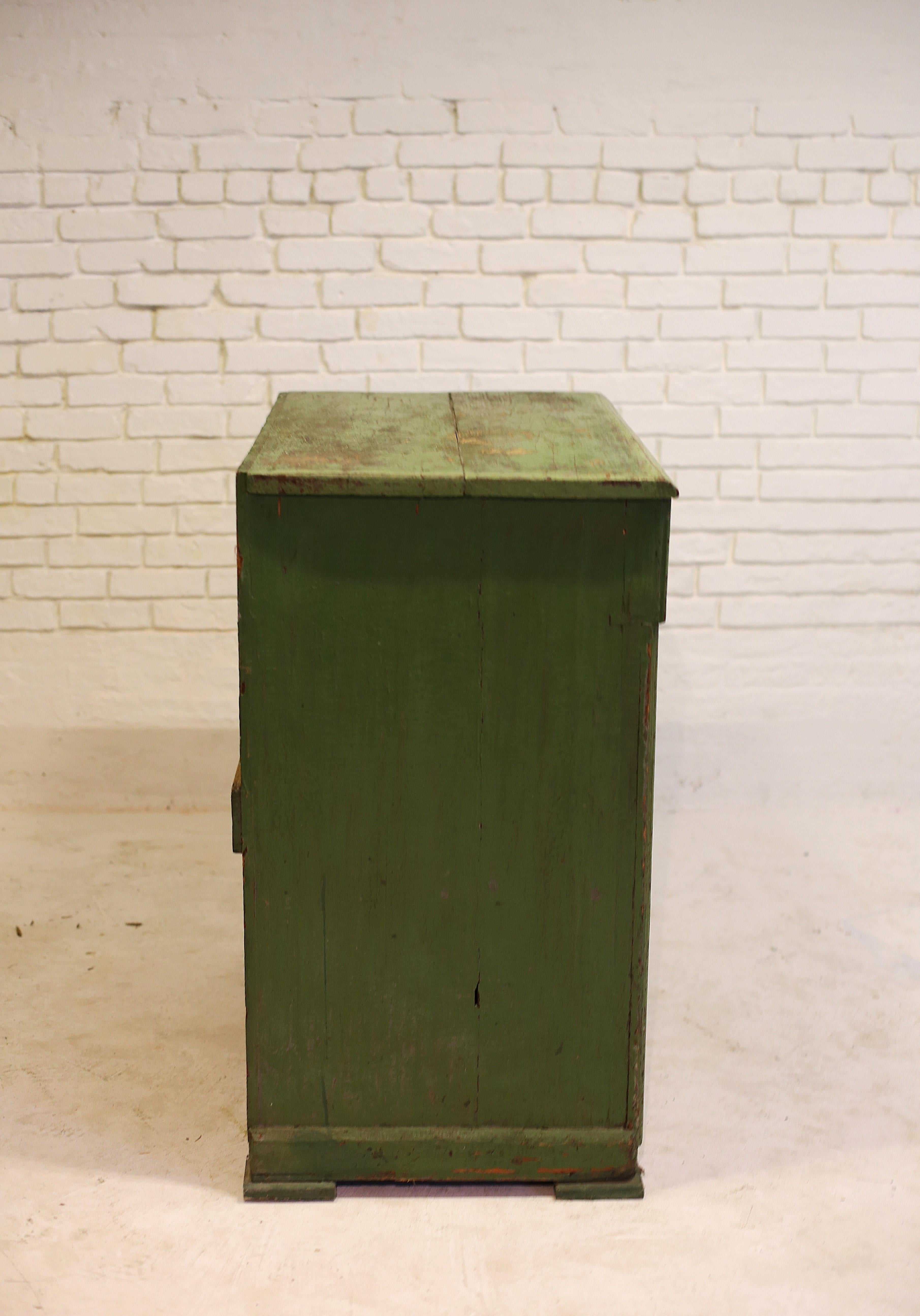 Ungherese Antico mobile in pino dipinto di verde, Ungheria occidentale, inizio XX secolo in vendita