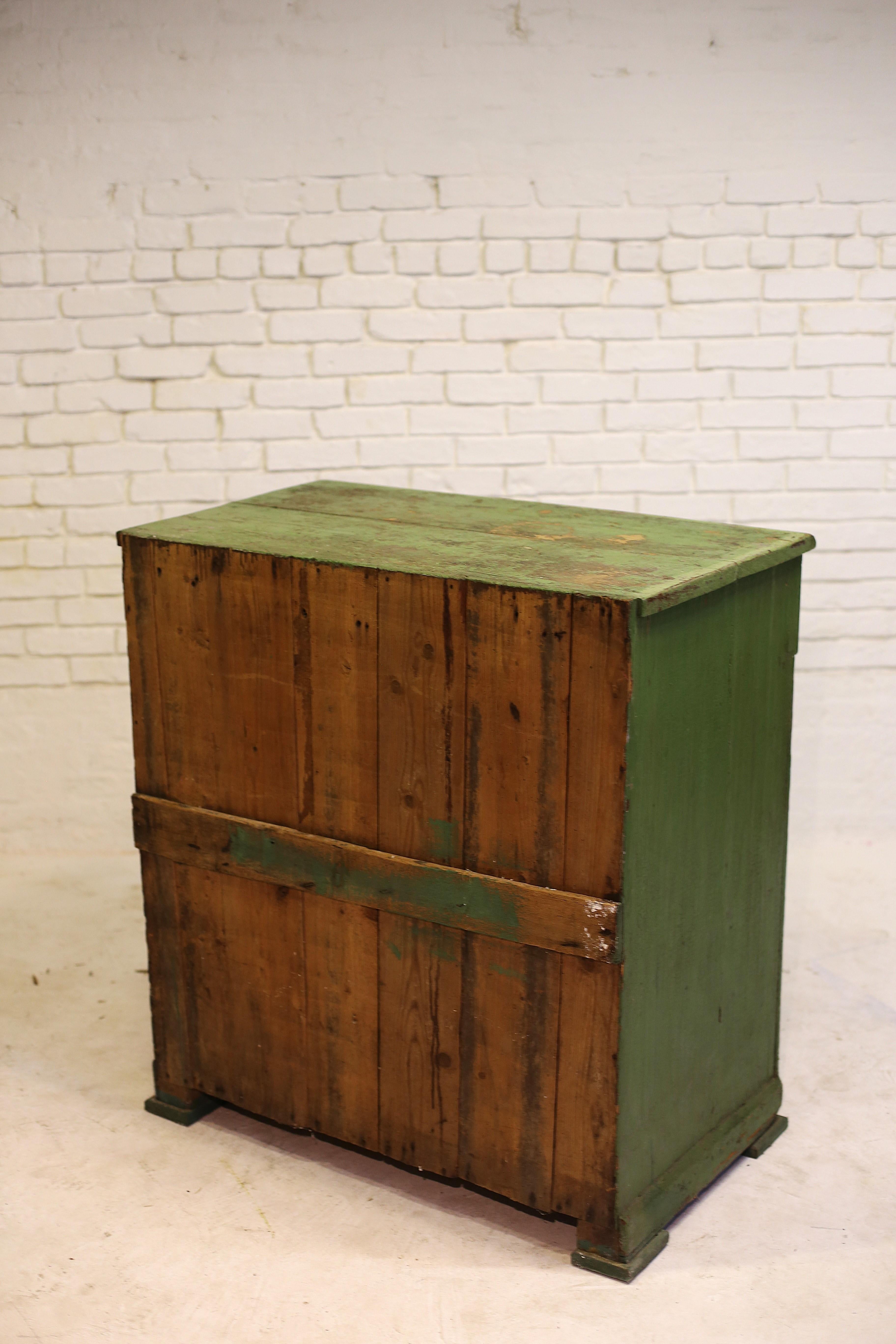 Antico mobile in pino dipinto di verde, Ungheria occidentale, inizio XX secolo In condizioni discrete in vendita a New York, NY
