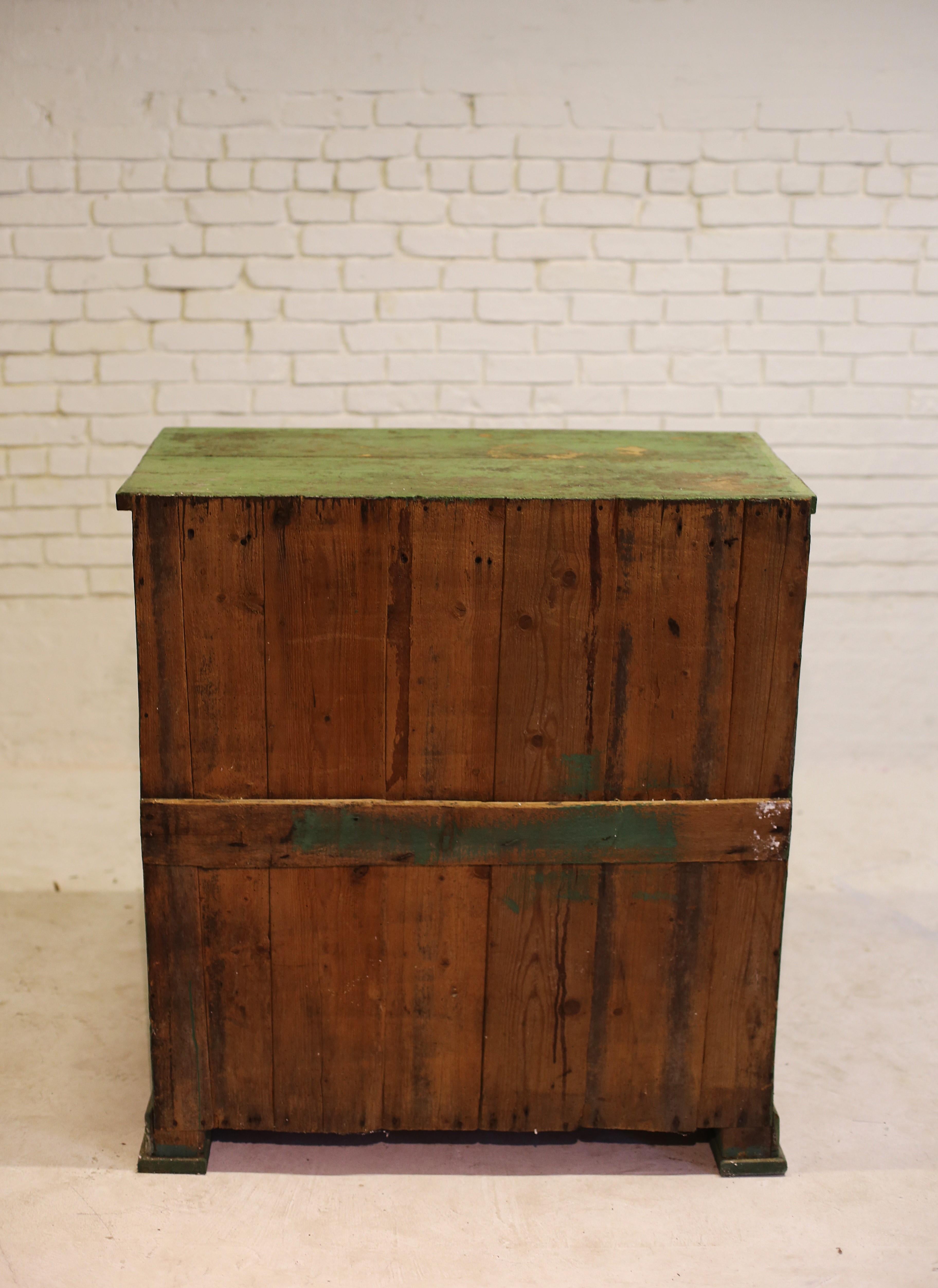 Pino Antico mobile in pino dipinto di verde, Ungheria occidentale, inizio XX secolo in vendita